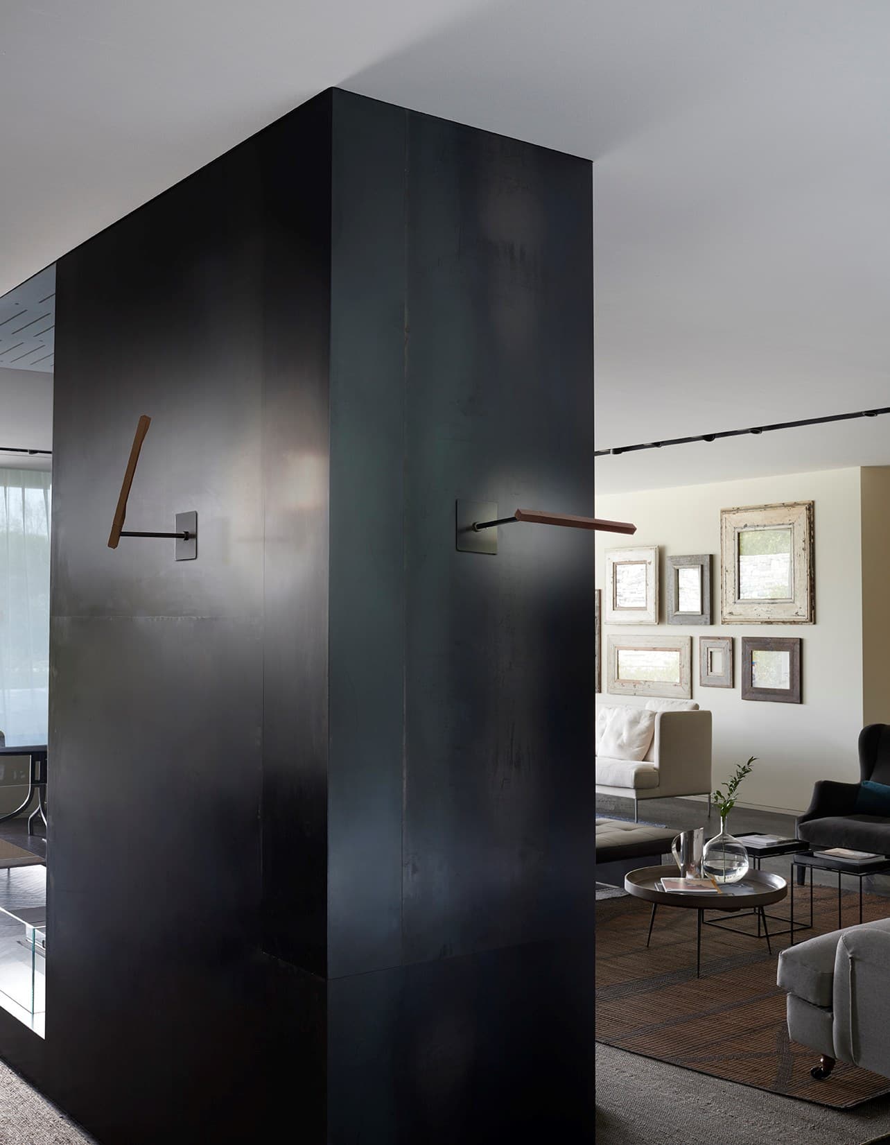 Oluce
ILO
LED metal wall lamp — 3