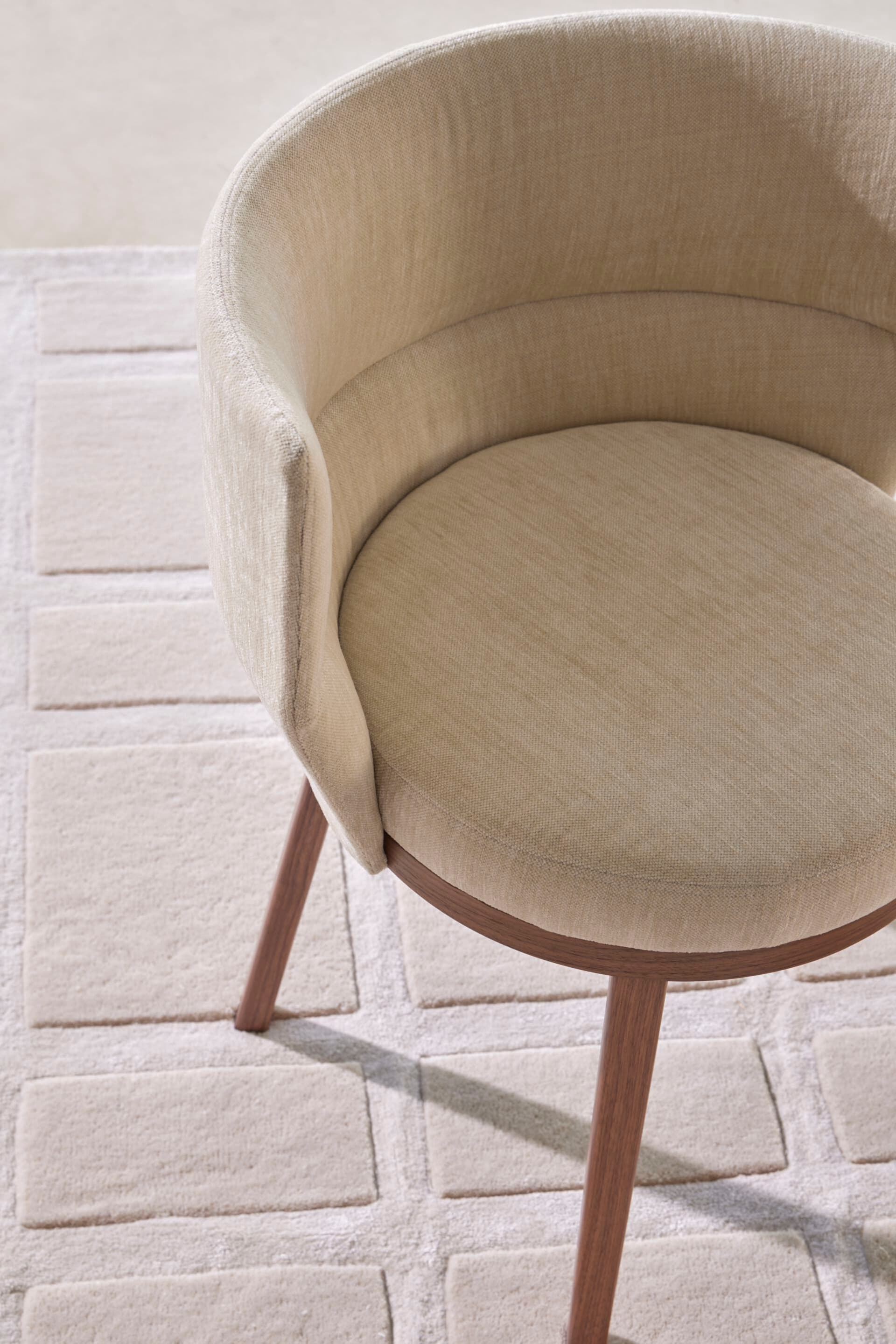 Punt
SENA
Chair with armrests — 32