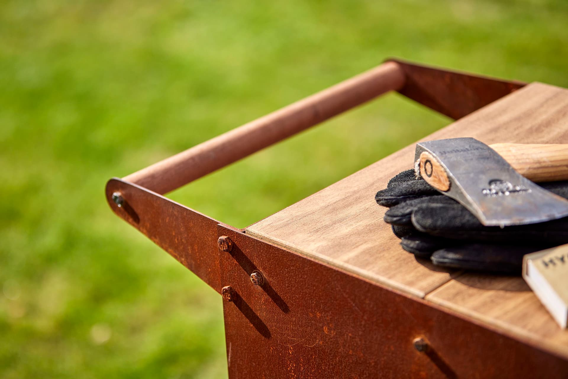 RB73
KER
Corten™ Log holder — 9