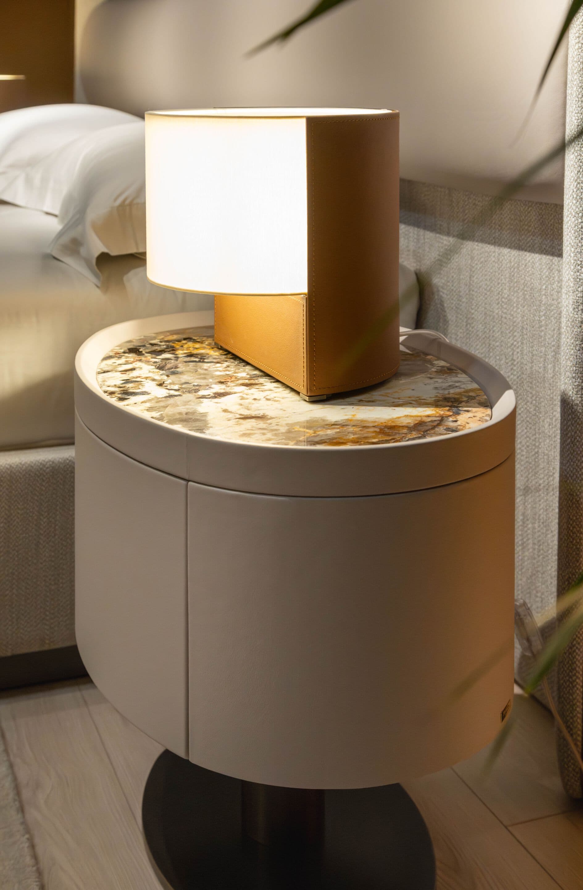 Rugiano
NINA
Leather table lamp — 4