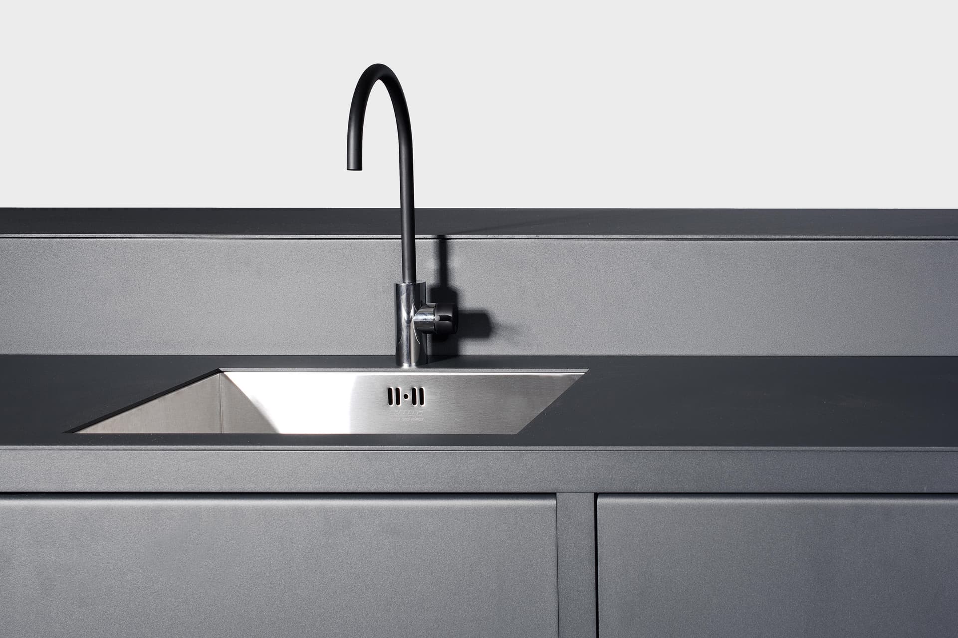 Sachi
M2
Aluminium bar counter — 7