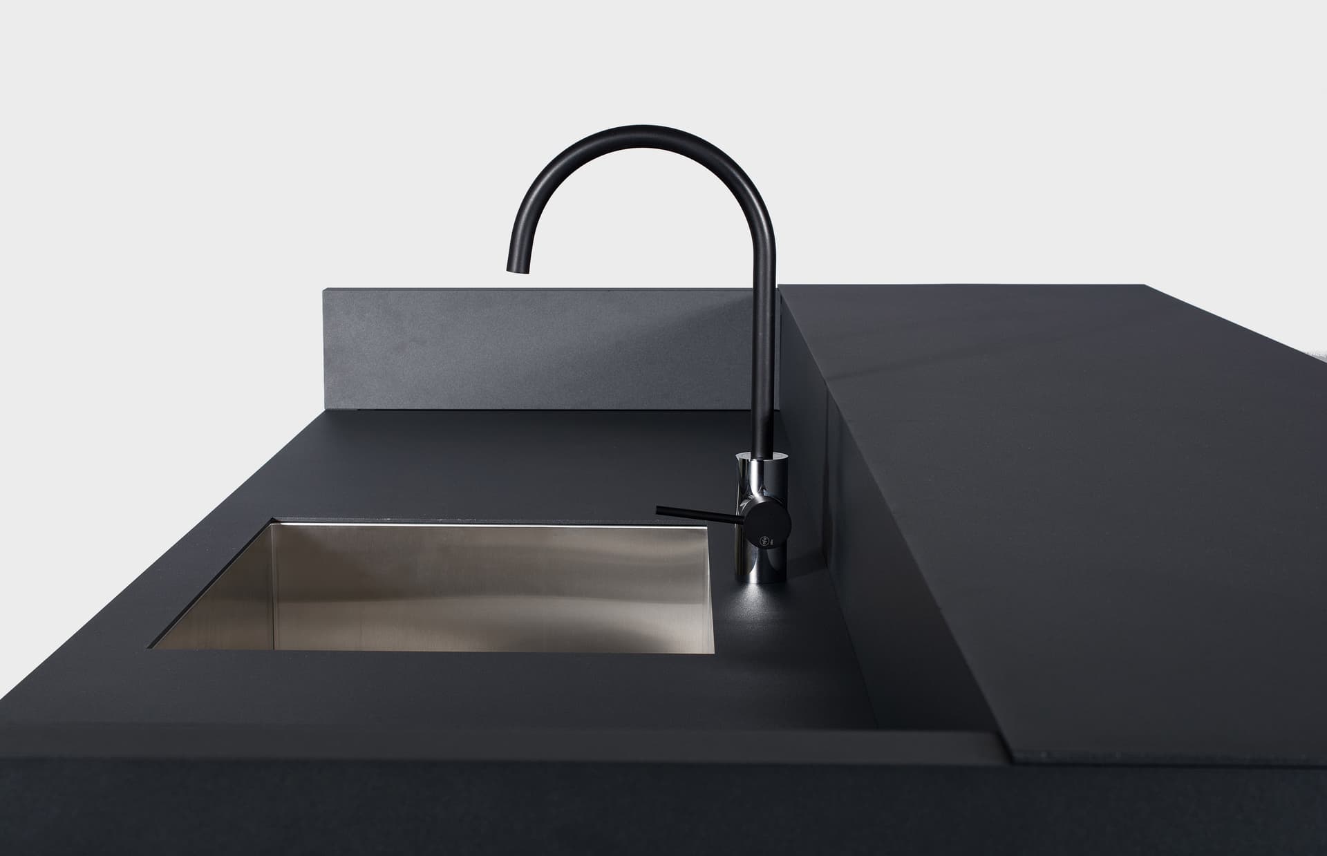 Sachi
M2
Aluminium bar counter — 8