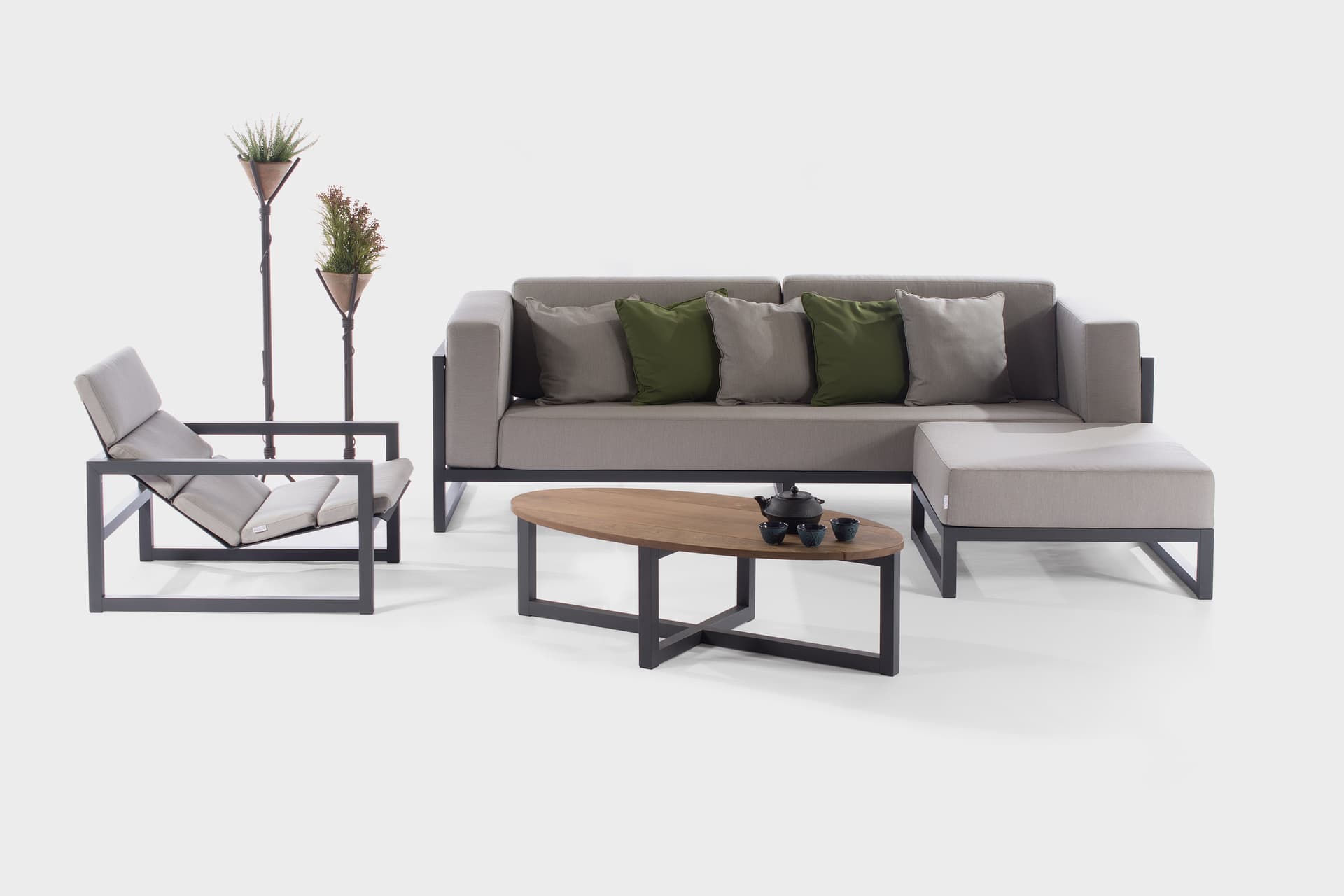Sachi
SPIKES
Square fabric pouf