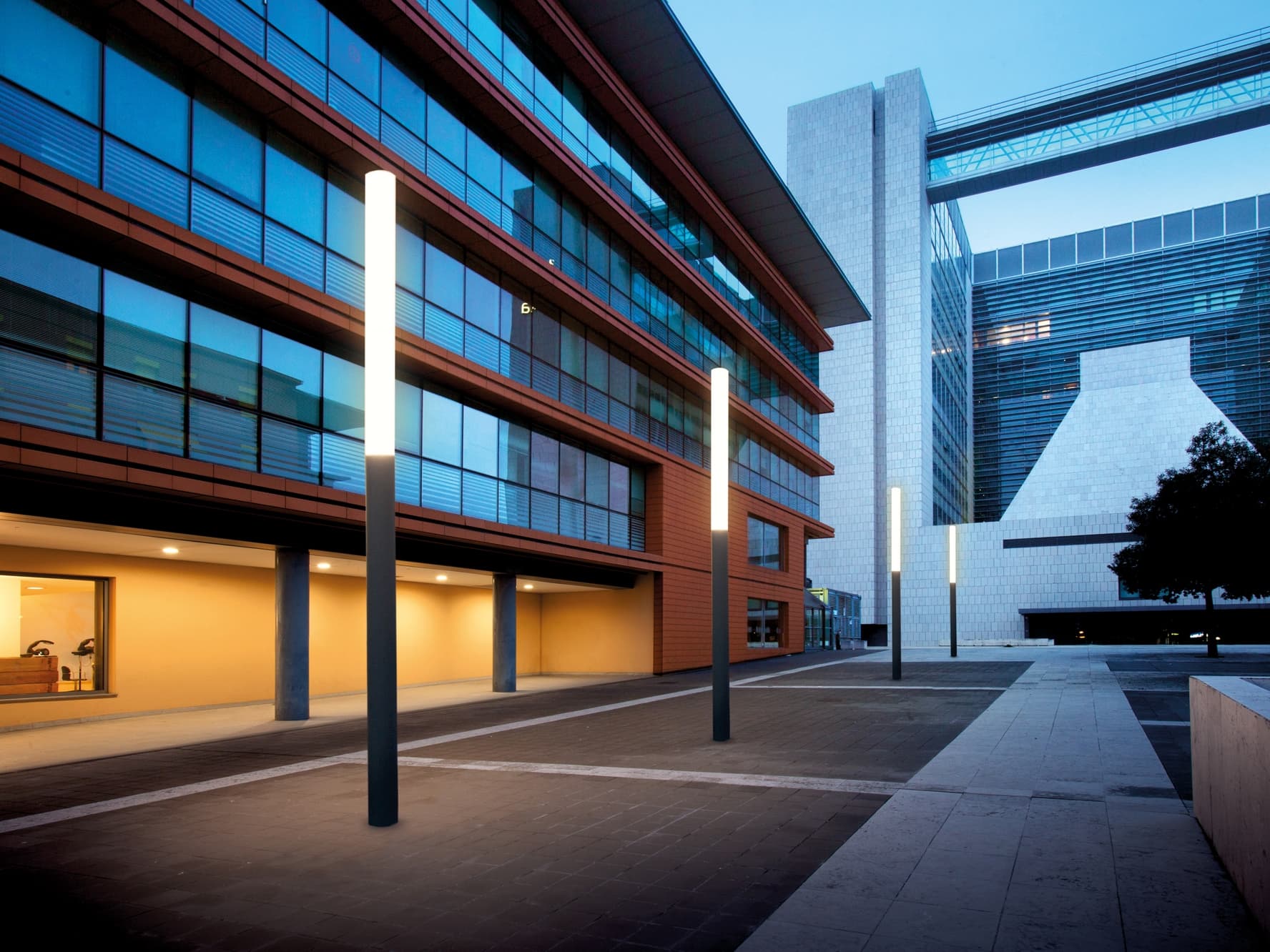 SIMES
CIGARETTE
Street lamp — 1