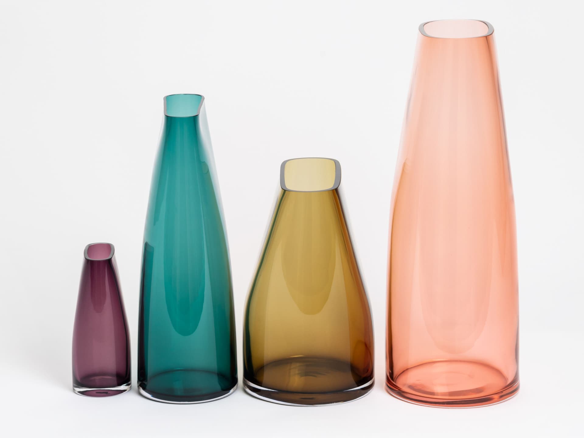 SkLO
PINCH
Blown glass vase — 4