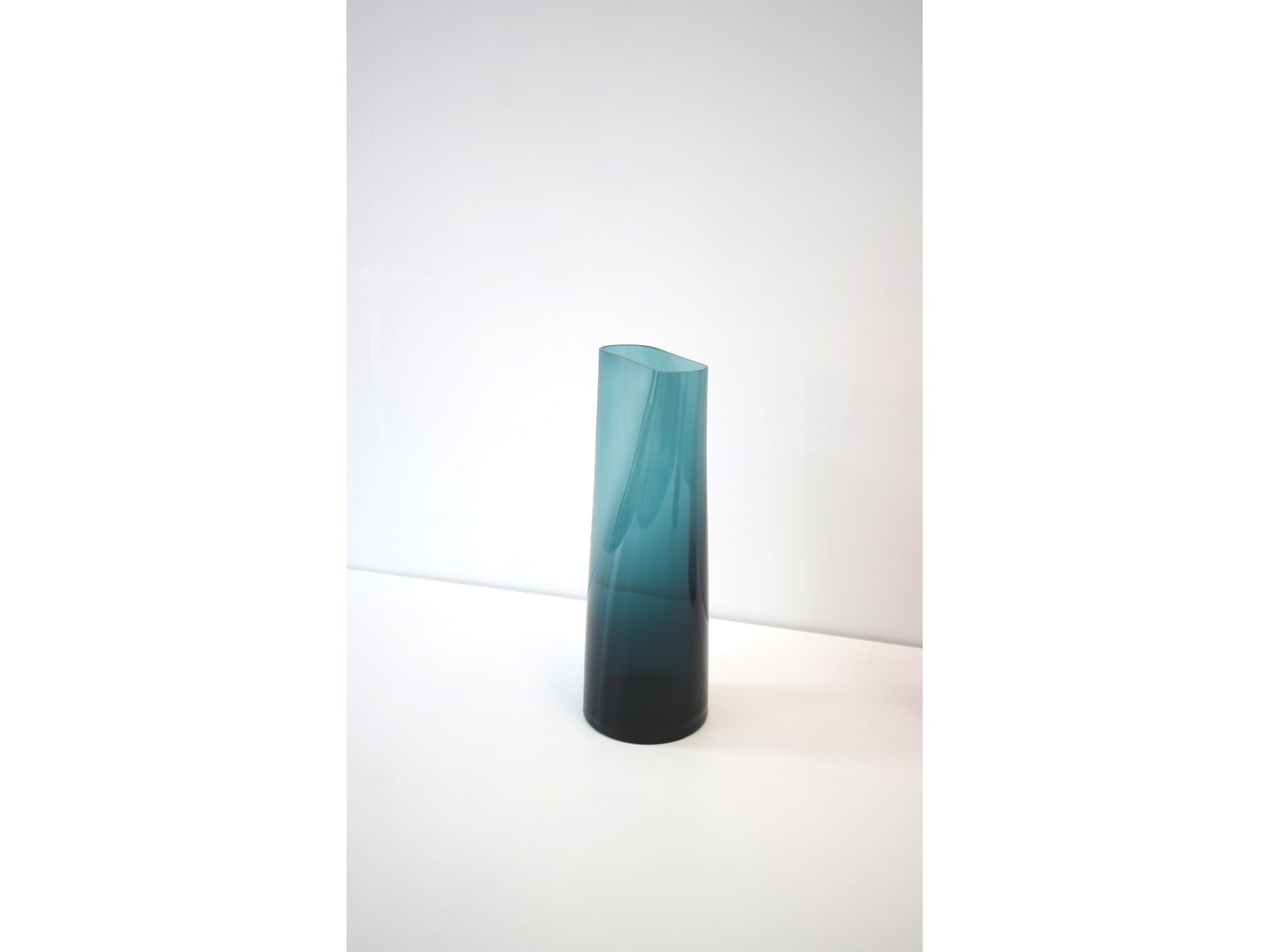 SkLO
PINCH
Blown glass vase — 5