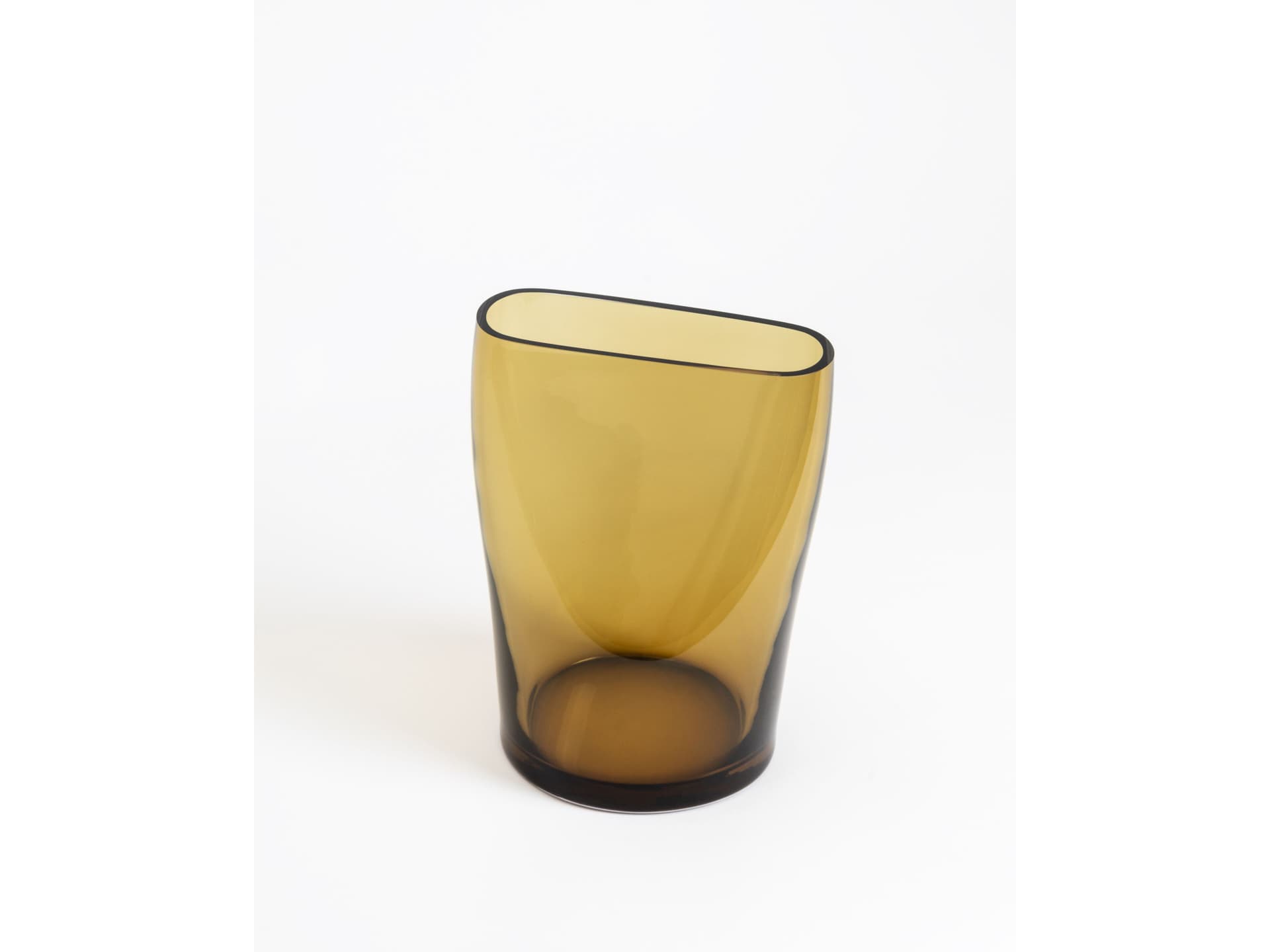 SkLO
PINCH
Blown glass vase — 9