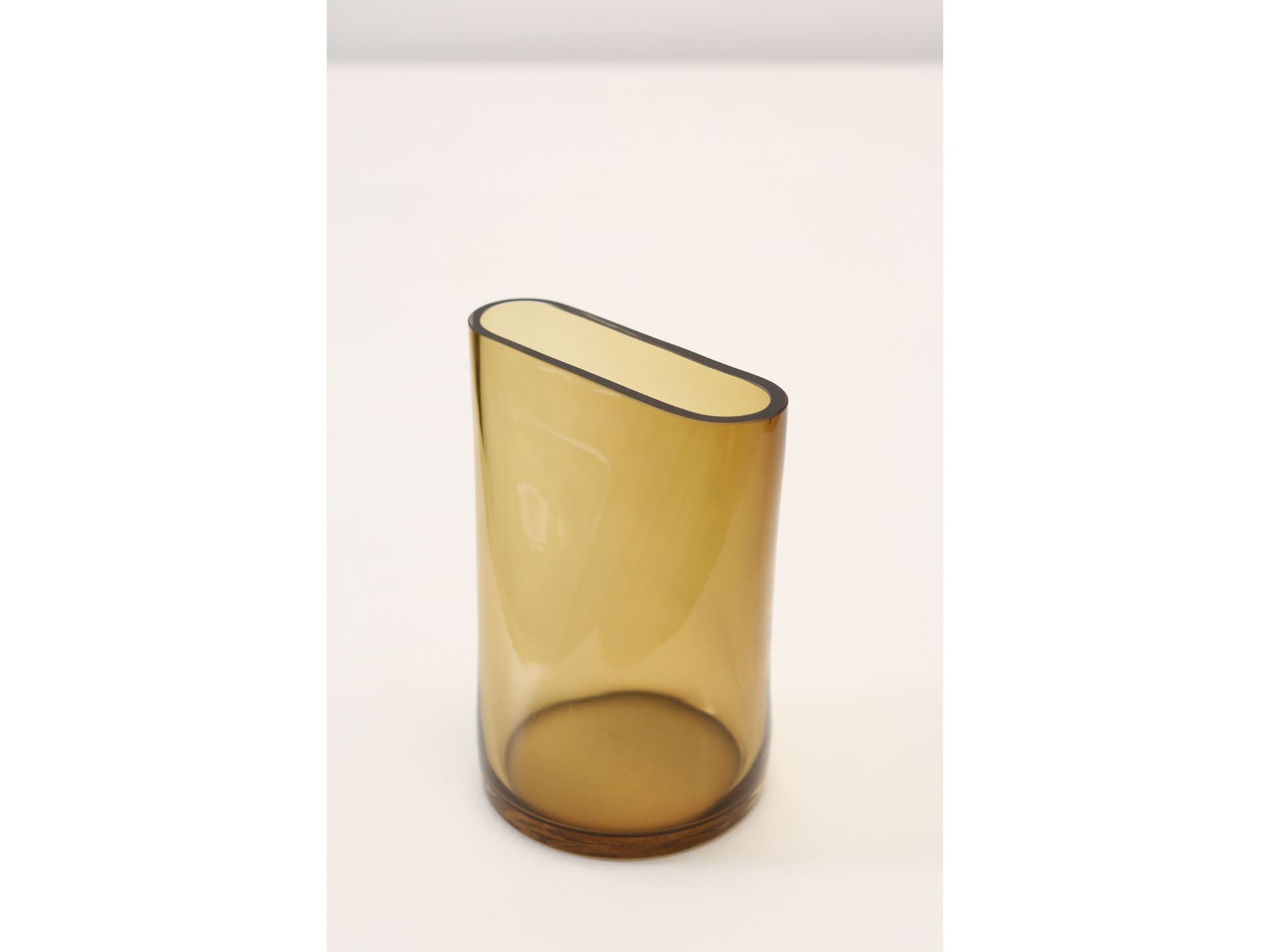 SkLO
PINCH
Blown glass vase — 10