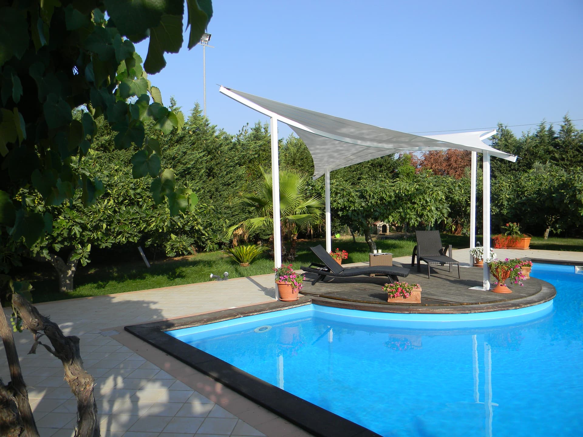 Sprech
VELA
PVC shade sail — 4