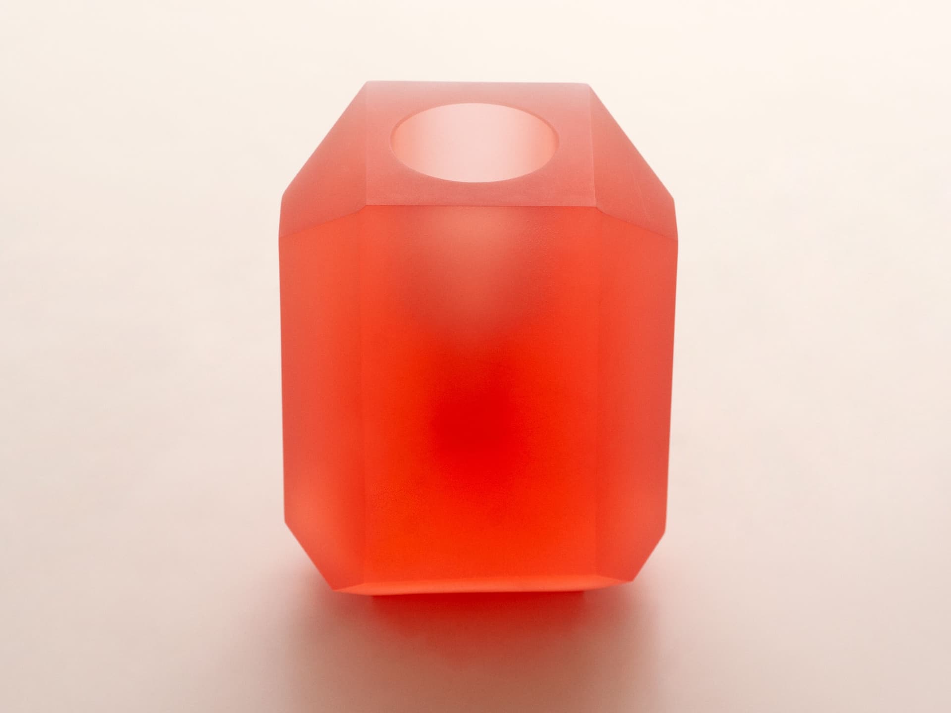 Tacchini
REFRACT
Resin vase — 7