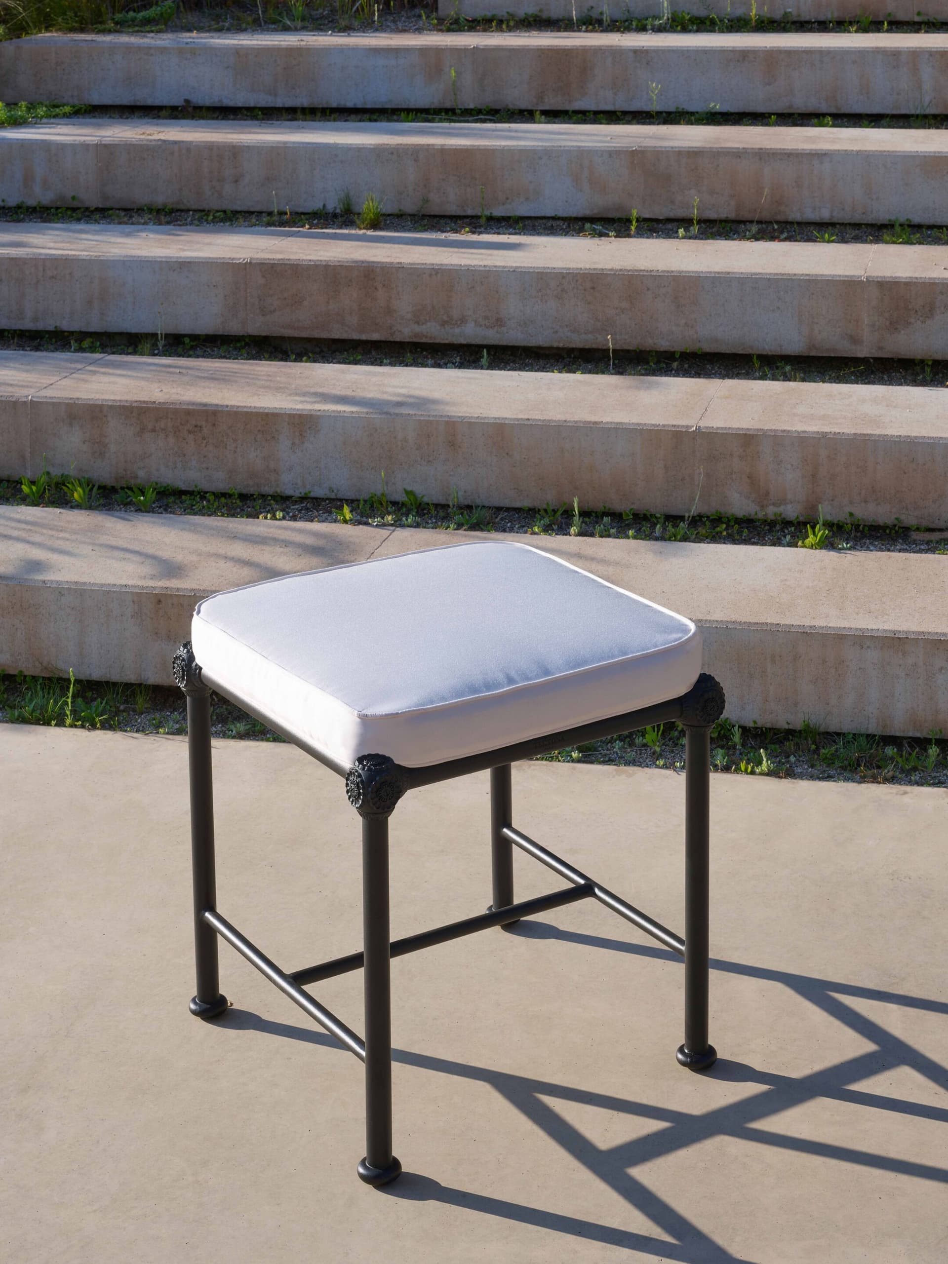 Tectona
1800
Stool — 2