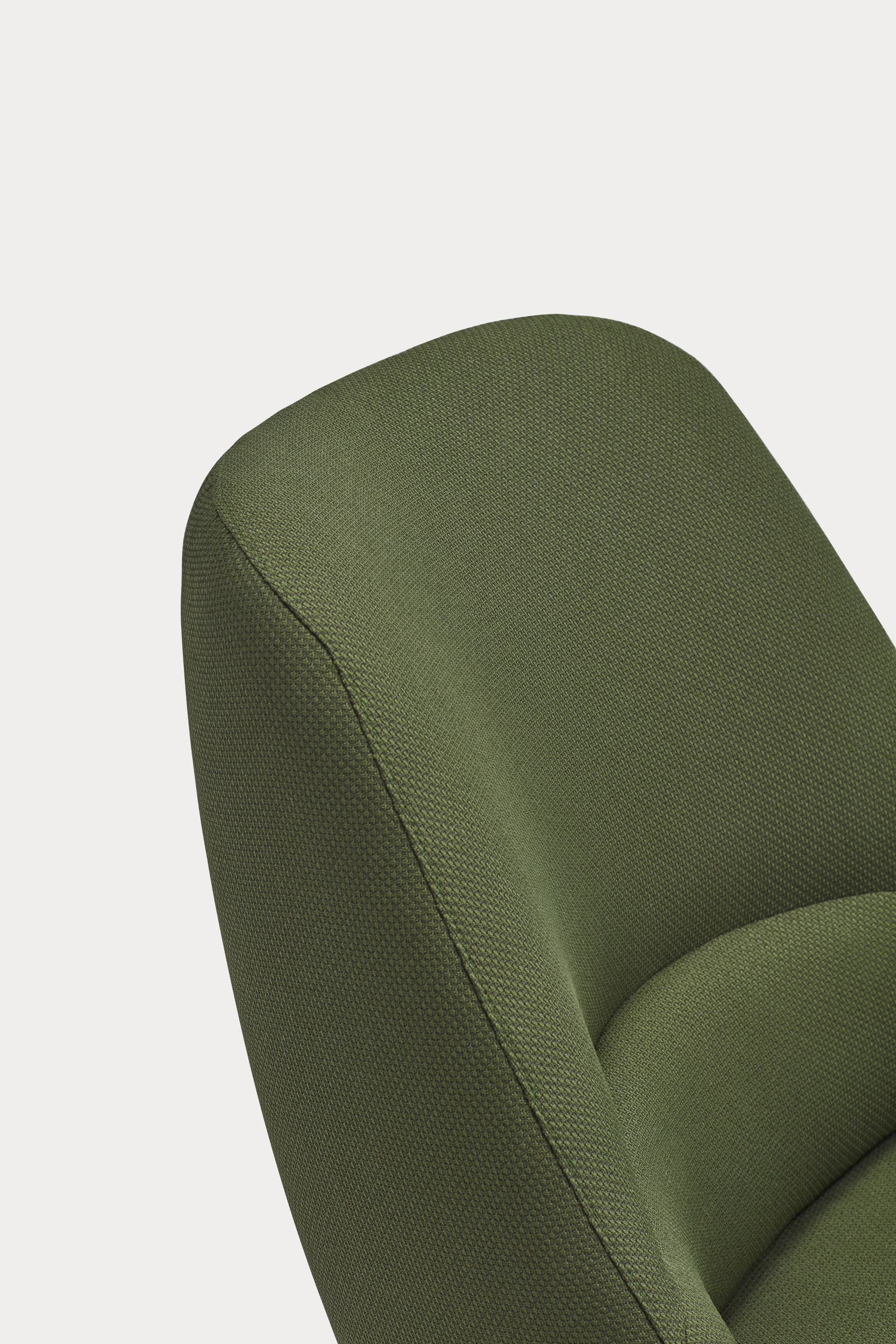 TEULAT
DINS
Polyester armchair — 19