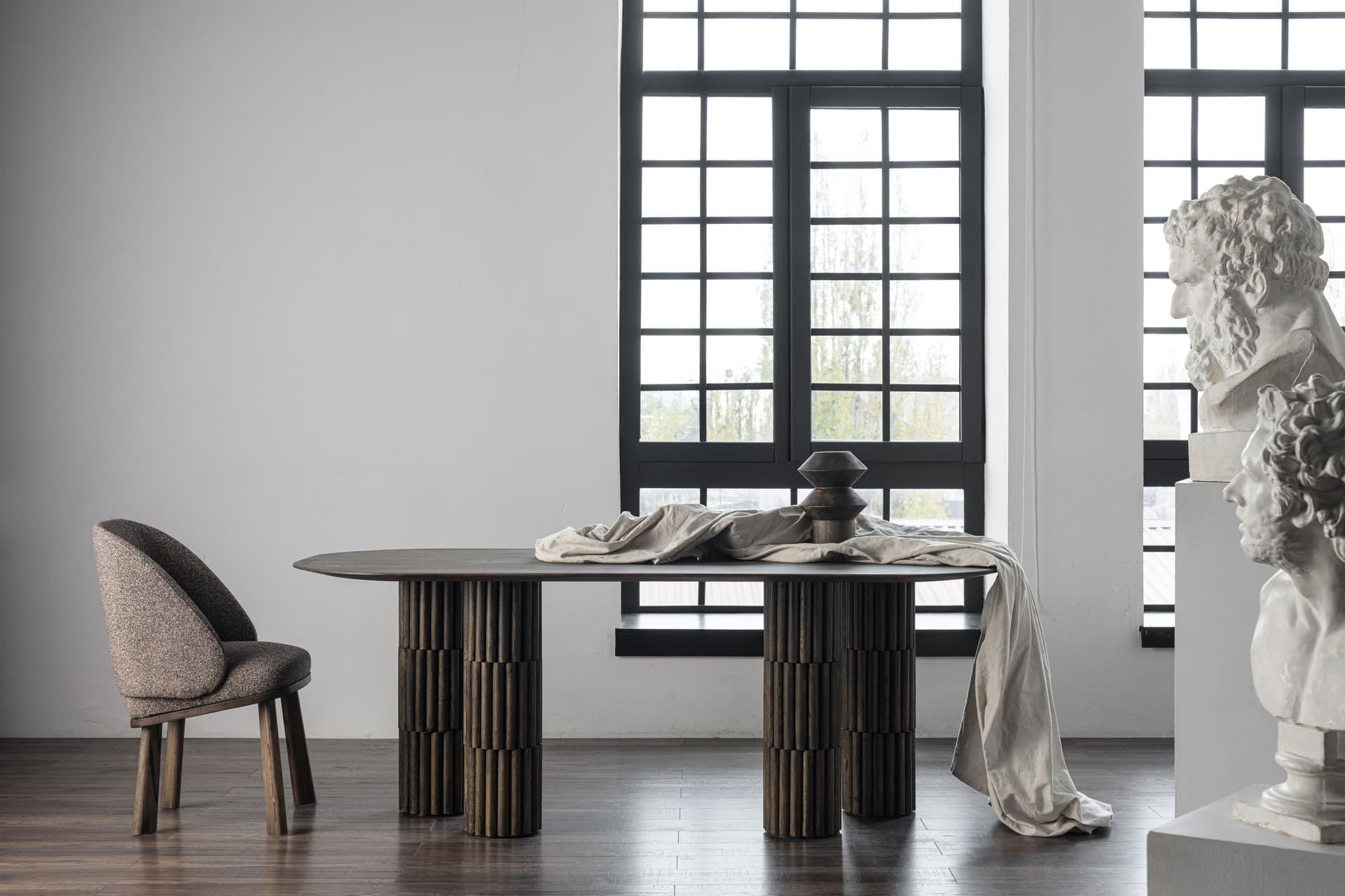 Tivoli
EON
Oval wooden table — 6