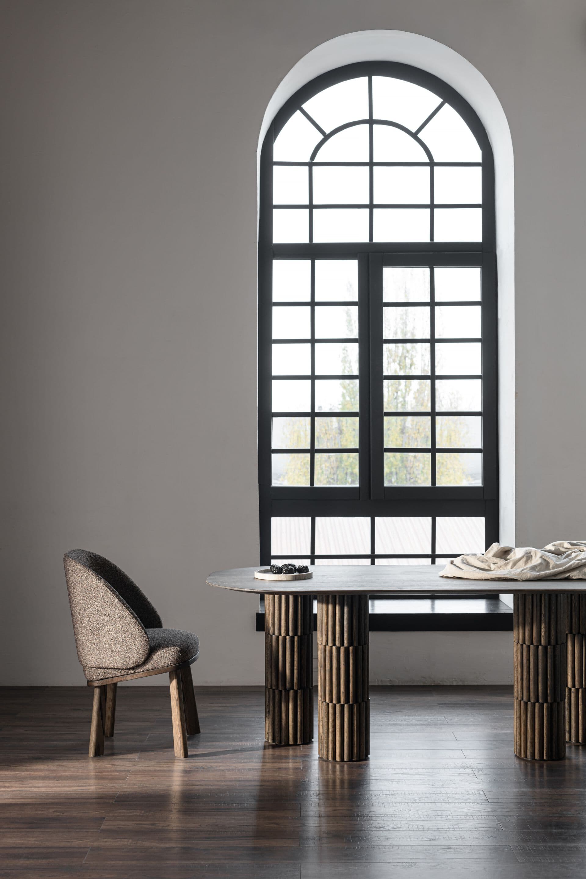 Tivoli
EON
Oval wooden table — 7