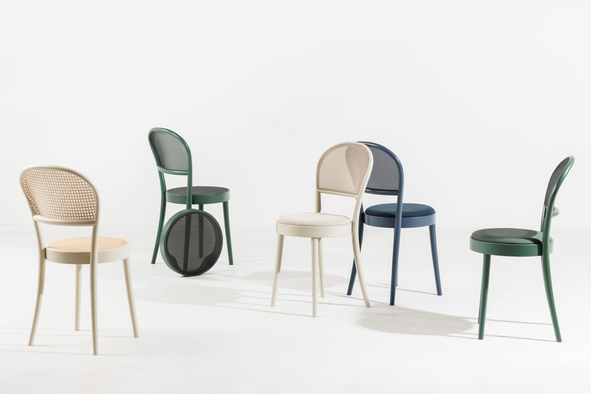 TON
314
Wood and mesh chair — 8