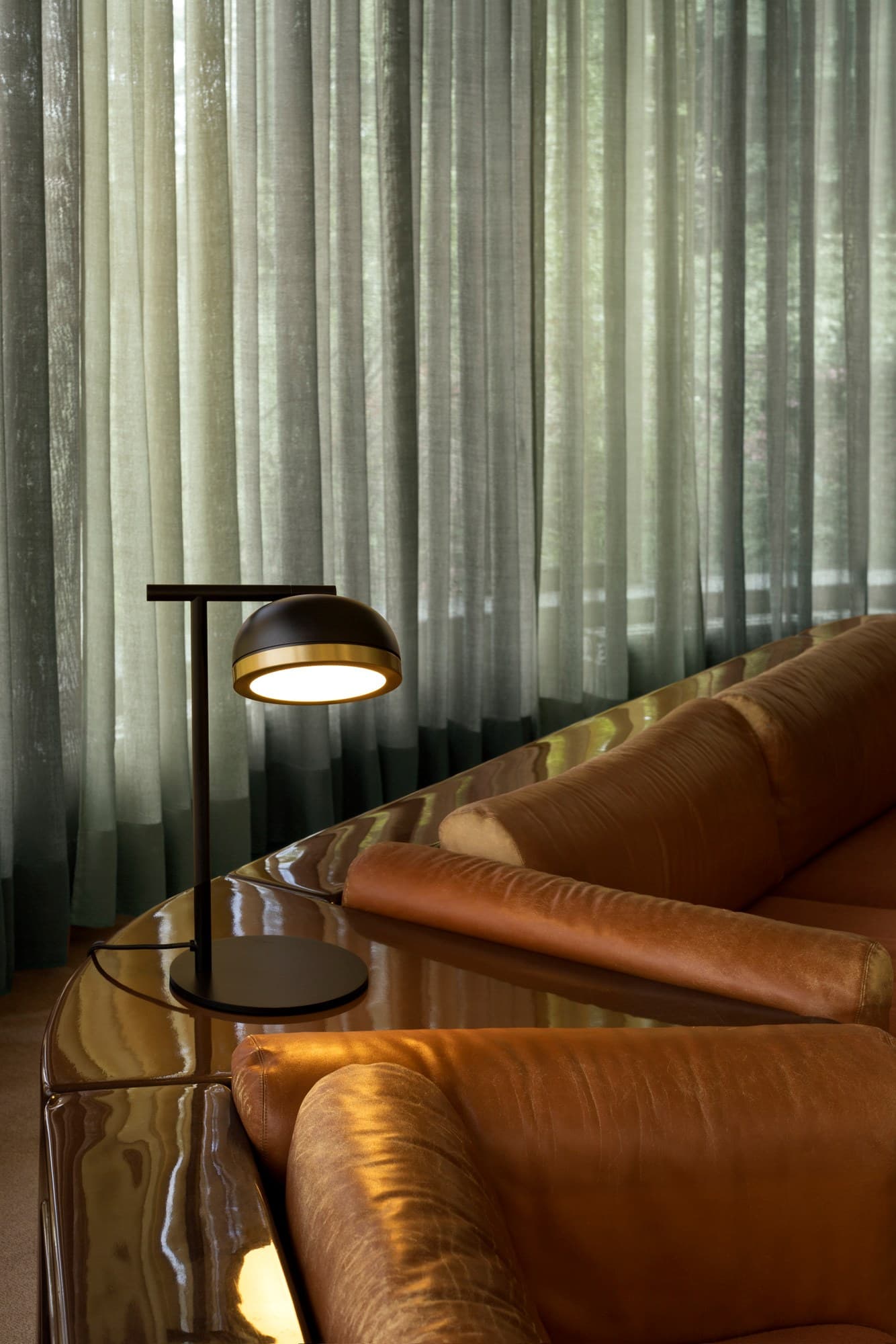 Tooy
MOLLY
Brass floor lamp — 3