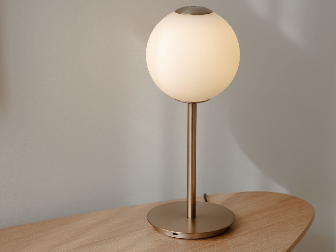 Umage
AUDREY
Metal table lamp — 1