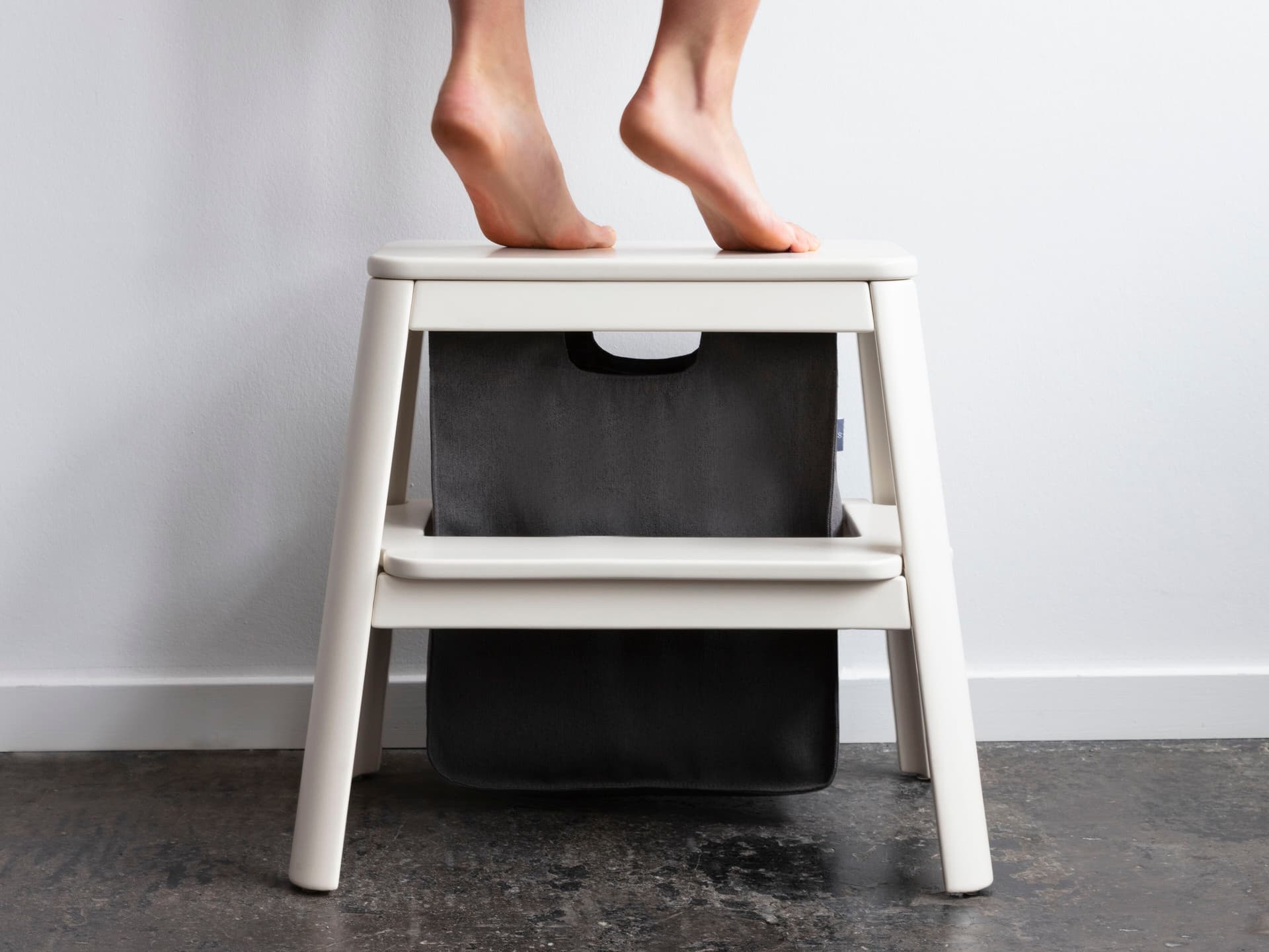 Umage
STEP IT UP
Oak step stool — 3