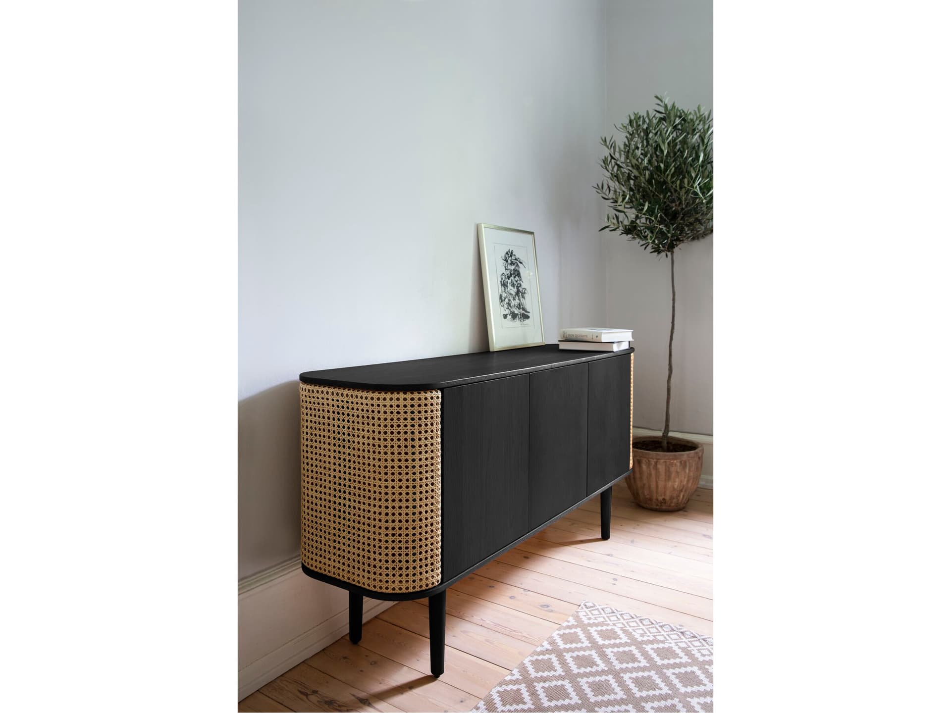Umage
TREASURES
3-door cabinet — 5