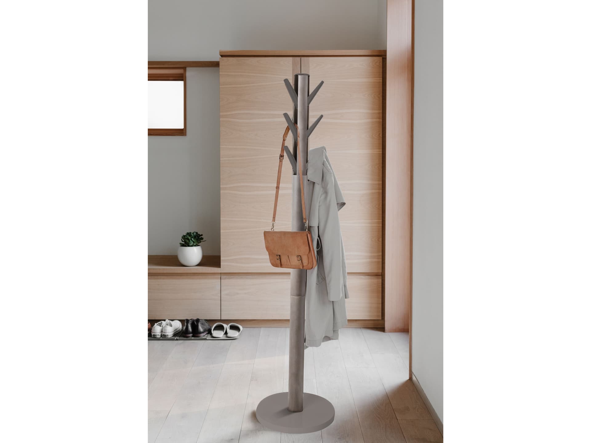 Umbra
FLAPPER
Wooden coat stand — 5