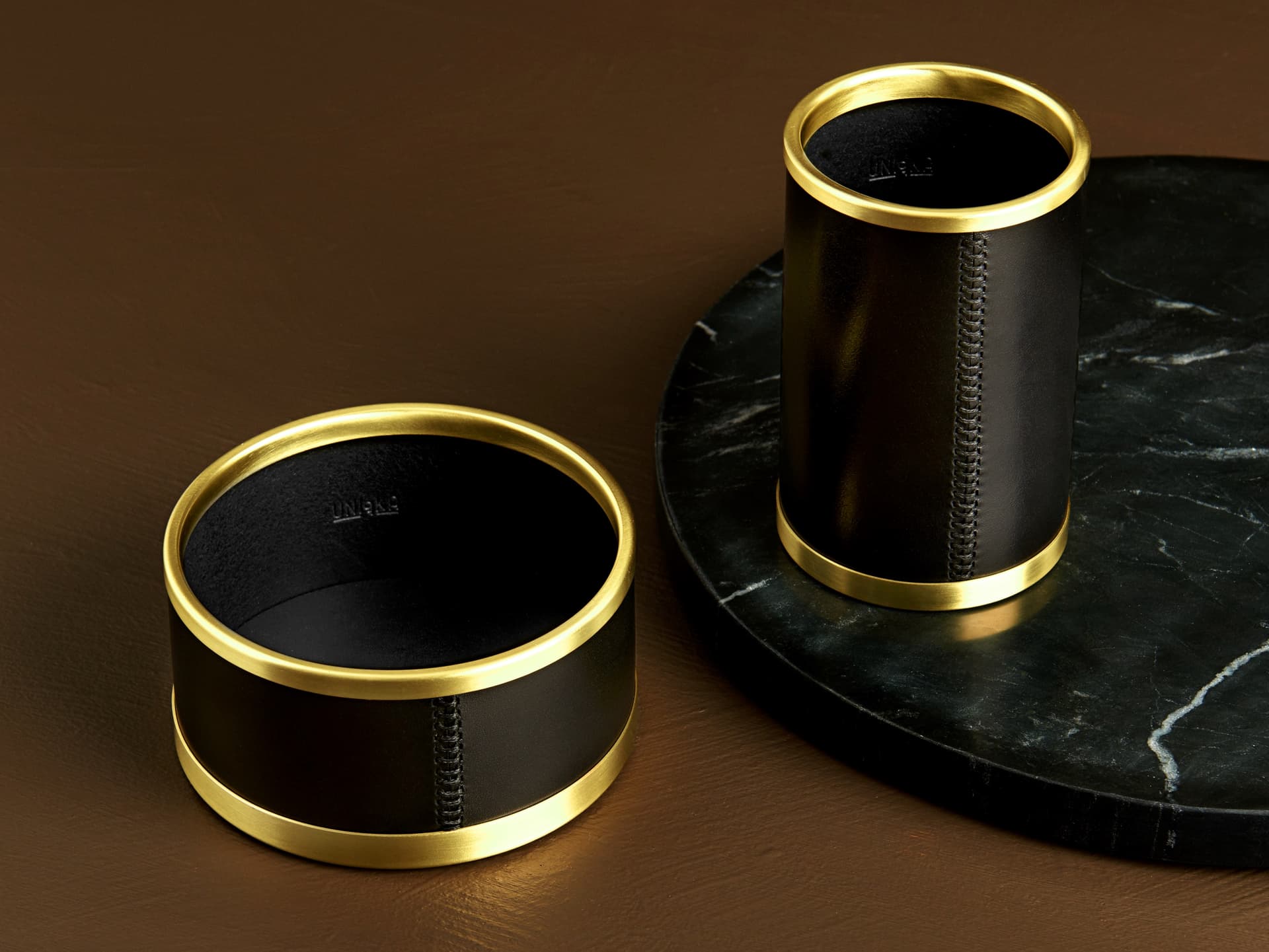 Uniqka
ALYANS
Leather pen holder — 3