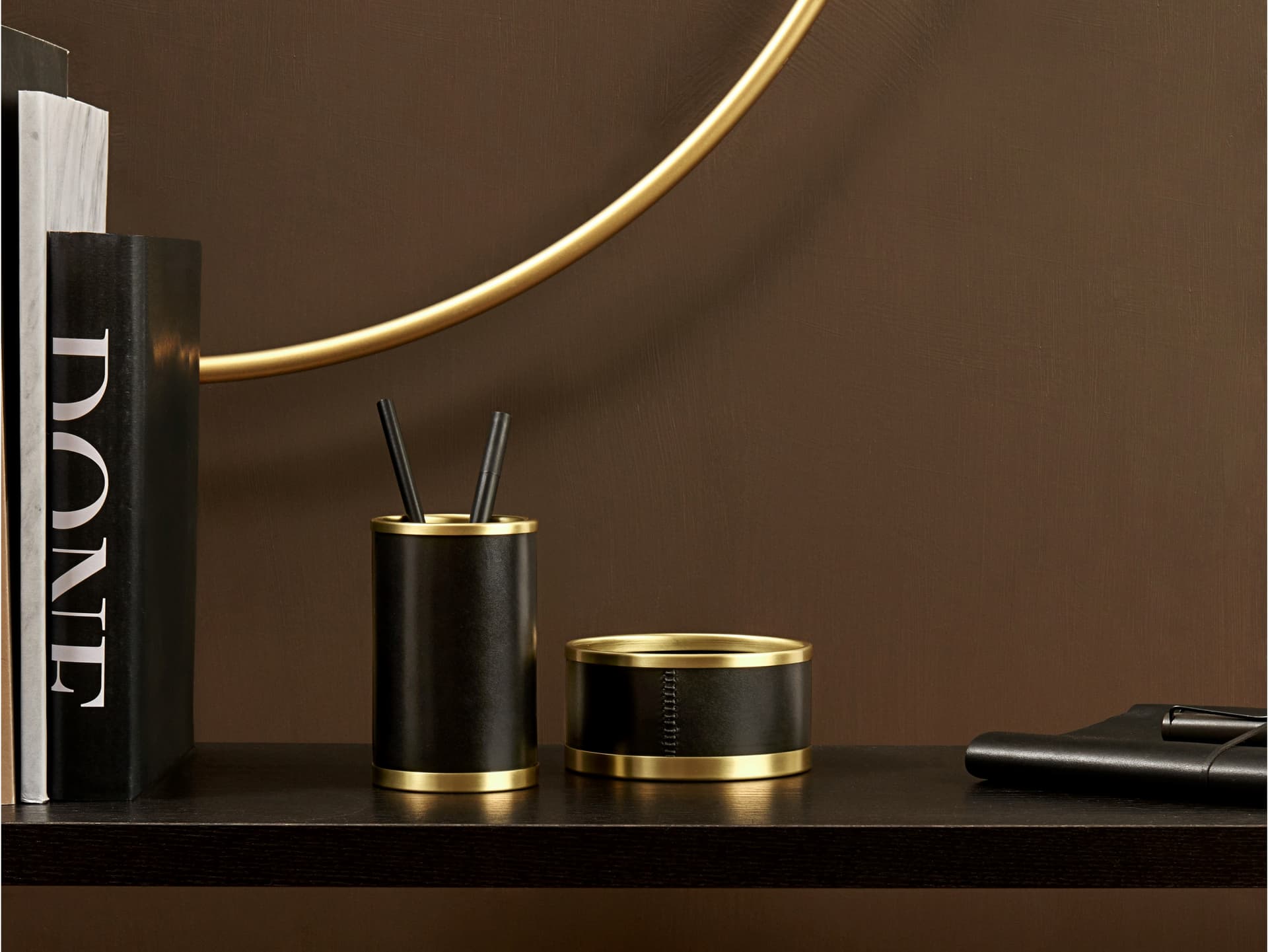 Uniqka
ALYANS
Leather pen holder — 4
