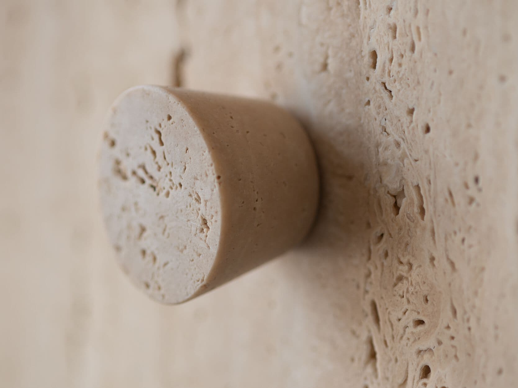 Vaselli
EIDOS
Stone robe hook — 1