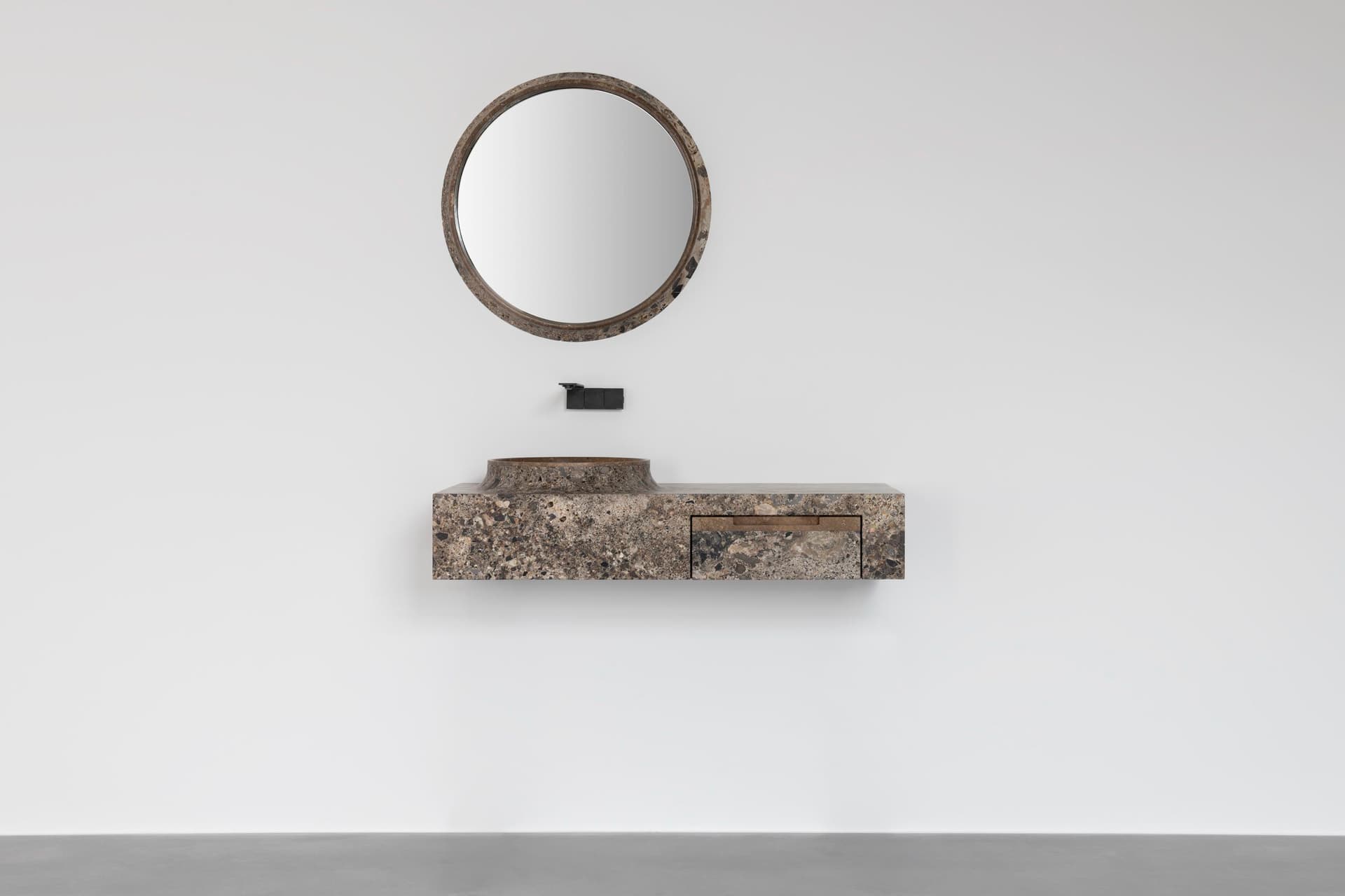 Vaselli
LAVA
Stone round mirror — 2