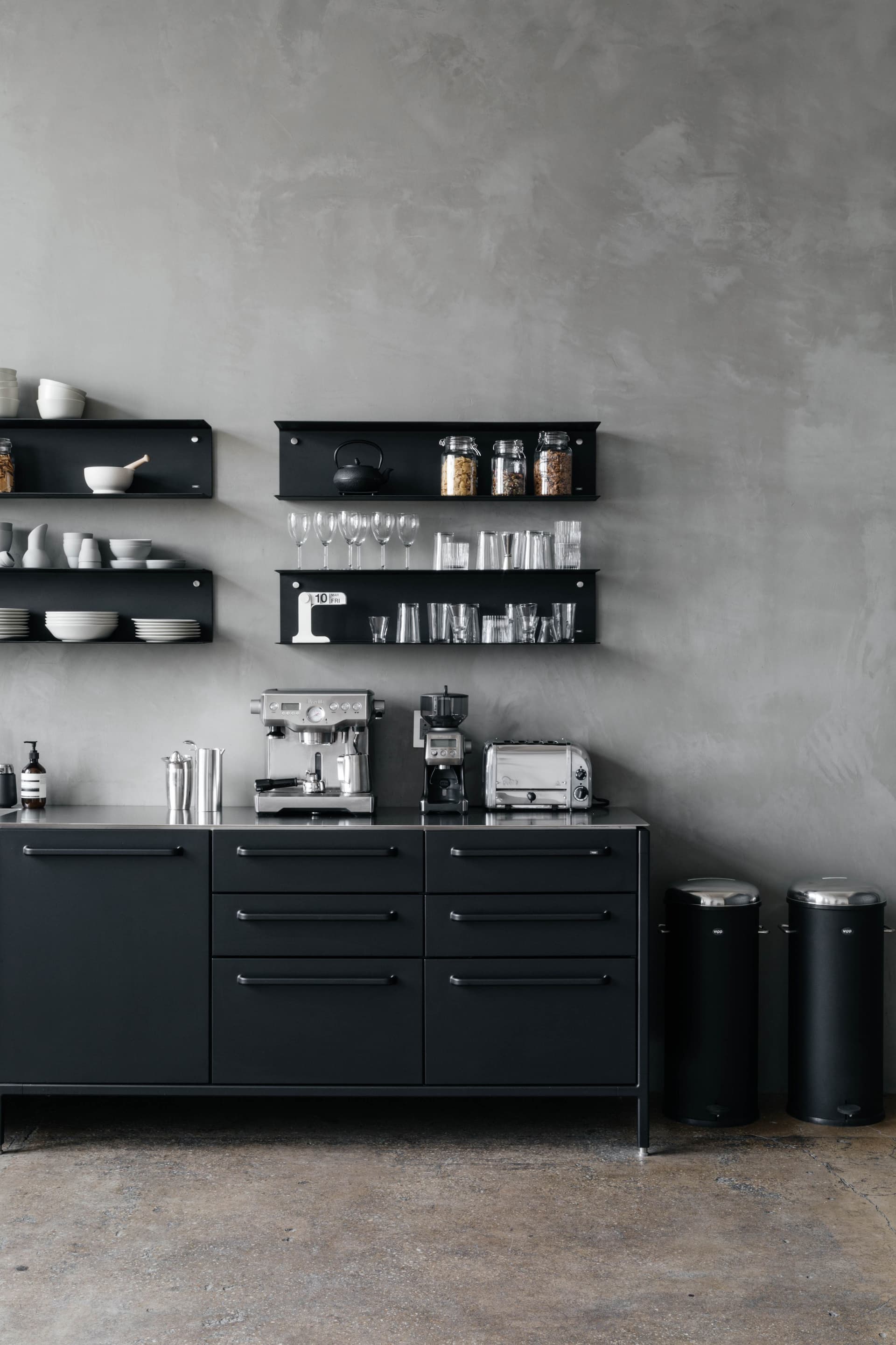 Vipp
VIPP15
Steel kitchen bin — 17