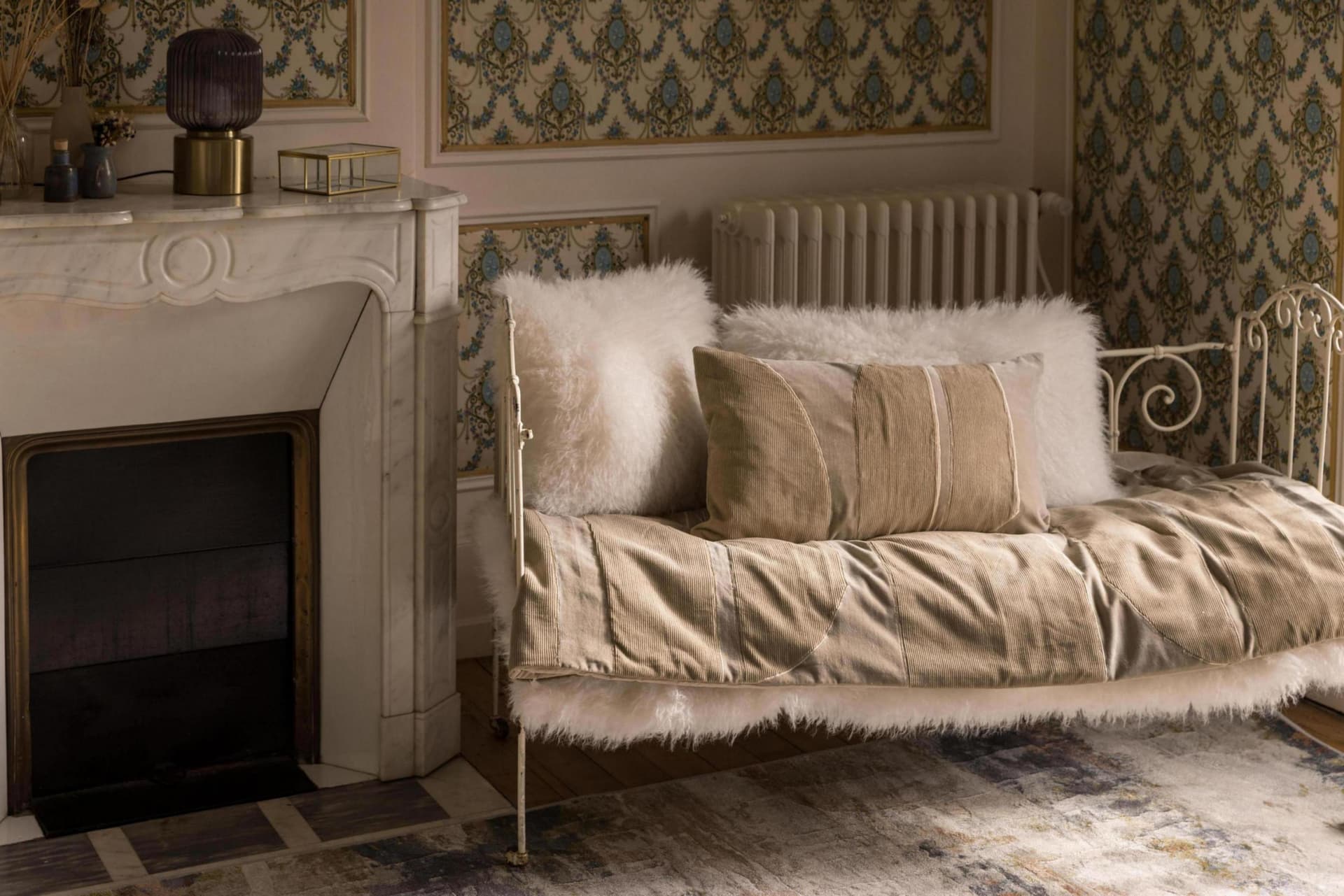 Vivaraise
BETANI
Fake fur throw — 2