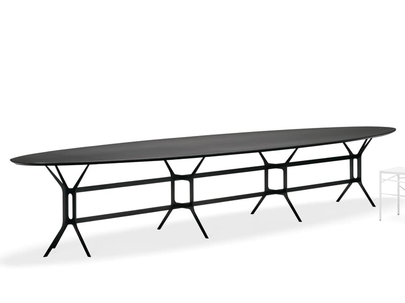 YDF
ARABESQUE
Oval metal table — 1