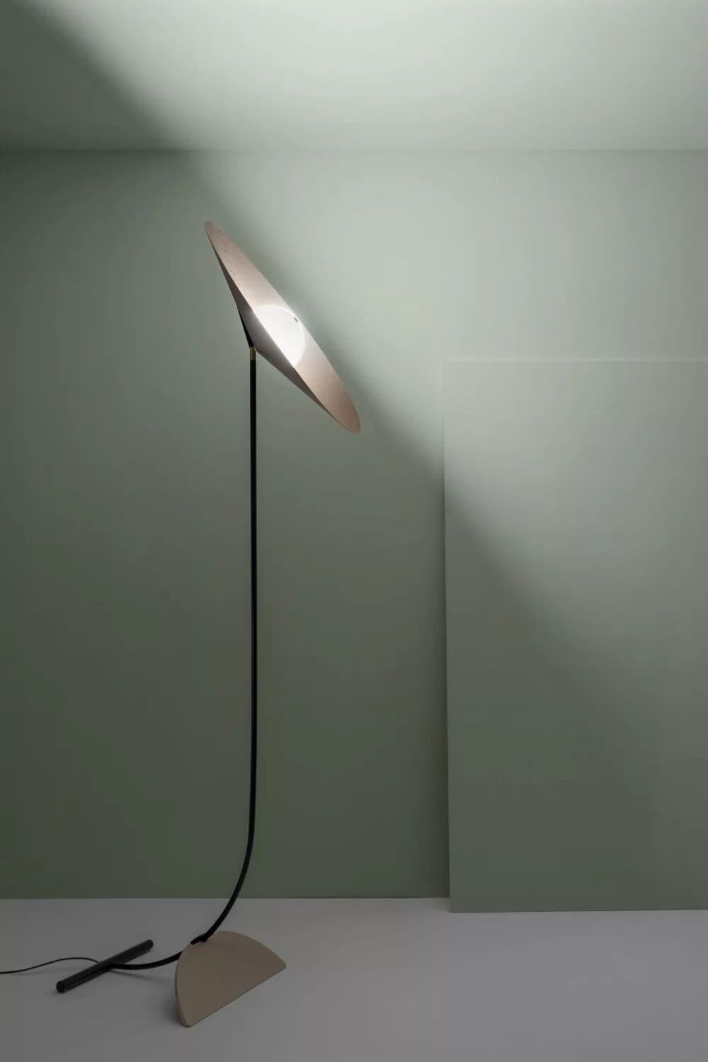 ZAVA
RONIN
Metal floor lamp — 2