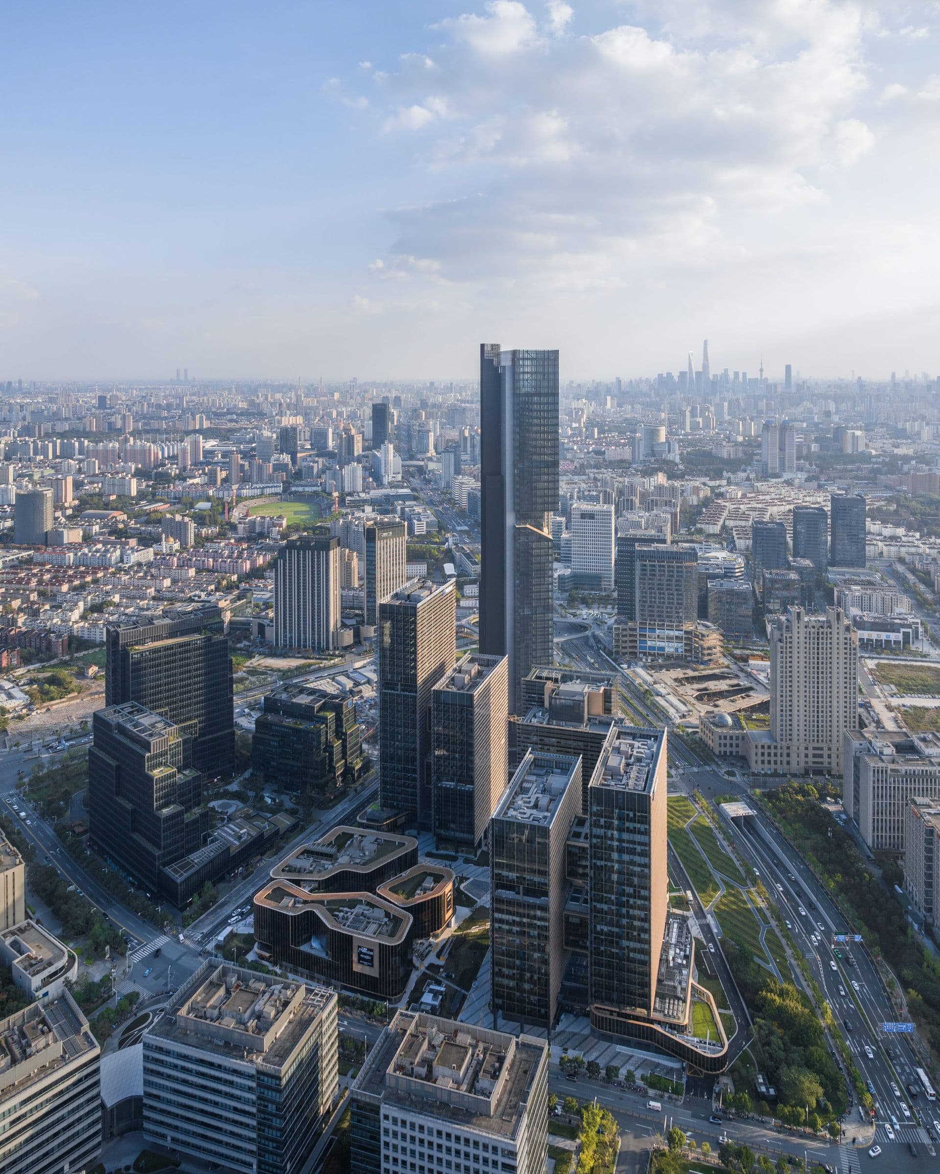 Архитекторы von Gerkan, Marg and Partners (gmp Architects) завершили офисный кампус в северной части Шанхая. Он расположен в районе Цзянвань-Нью-Таун (Jiangwan New Town) в районе Янпу, с коммерческим кварталом Уцзяочан (Wujiaochang) на юге и зелеными насаждениями университетского городка на севере. Архитекторы von Gerkan, Marg and Partners (gmp Architects) завершили офисный кампус в северной части Шанхая. Он расположен в районе Цзянвань-Нью-Таун (Jiangwan New Town) в районе Янпу, с коммерческим кварталом Уцзяочан (Wujiaochang) на юге и зелеными насаждениями университетского городка на севере.