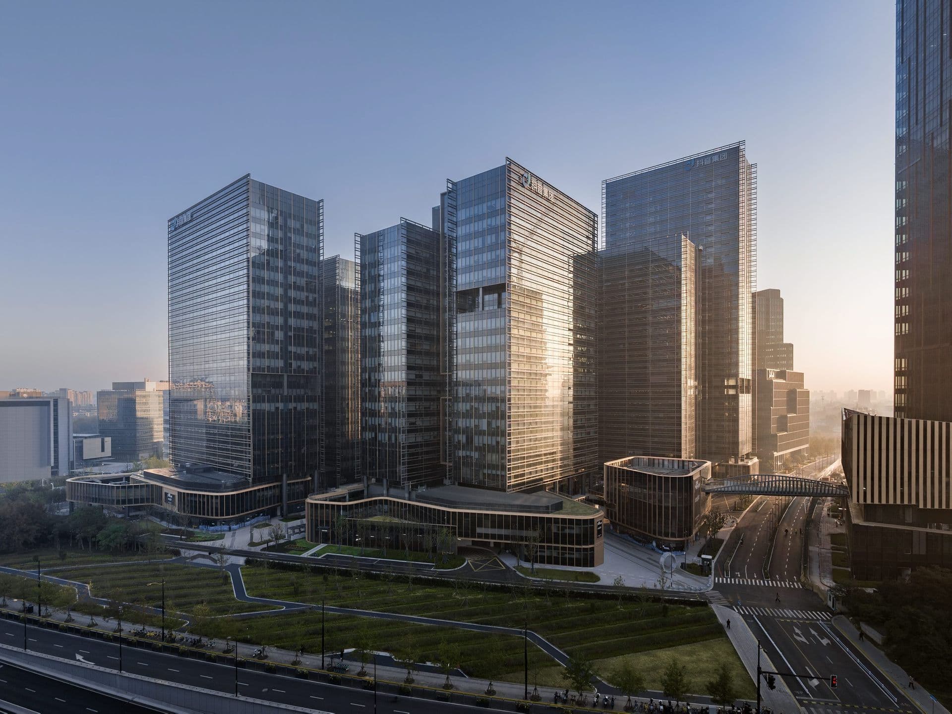 Архитекторы von Gerkan, Marg and Partners (gmp Architects) завершили офисный кампус в северной части Шанхая. Он расположен в районе Цзянвань-Нью-Таун (Jiangwan New Town) в районе Янпу, с коммерческим кварталом Уцзяочан (Wujiaochang) на юге и зелеными насаждениями университетского городка на севере. Архитекторы von Gerkan, Marg and Partners (gmp Architects) завершили офисный кампус в северной части Шанхая. Он расположен в районе Цзянвань-Нью-Таун (Jiangwan New Town) в районе Янпу, с коммерческим кварталом Уцзяочан (Wujiaochang) на юге и зелеными насаждениями университетского городка на севере.