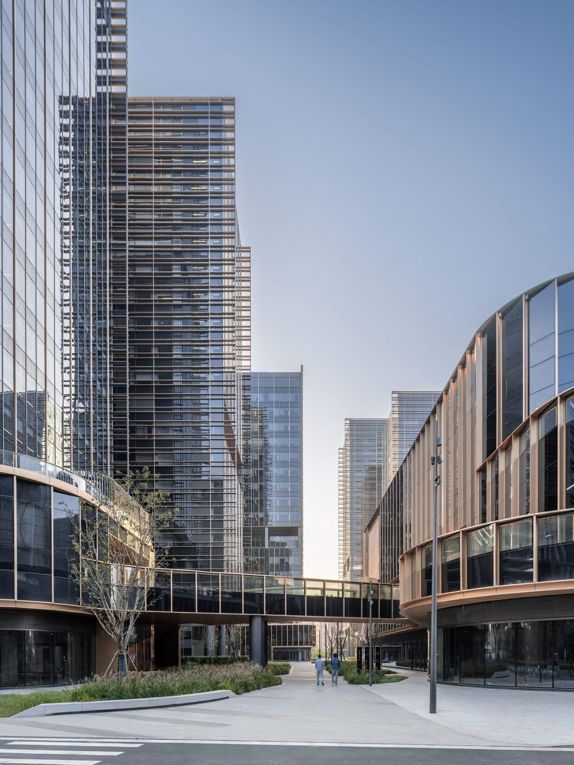 Архитекторы von Gerkan, Marg and Partners (gmp Architects) завершили офисный кампус в северной части Шанхая. Он расположен в районе Цзянвань-Нью-Таун (Jiangwan New Town) в районе Янпу, с коммерческим кварталом Уцзяочан (Wujiaochang) на юге и зелеными насаждениями университетского городка на севере. Архитекторы von Gerkan, Marg and Partners (gmp Architects) завершили офисный кампус в северной части Шанхая. Он расположен в районе Цзянвань-Нью-Таун (Jiangwan New Town) в районе Янпу, с коммерческим кварталом Уцзяочан (Wujiaochang) на юге и зелеными насаждениями университетского городка на севере.