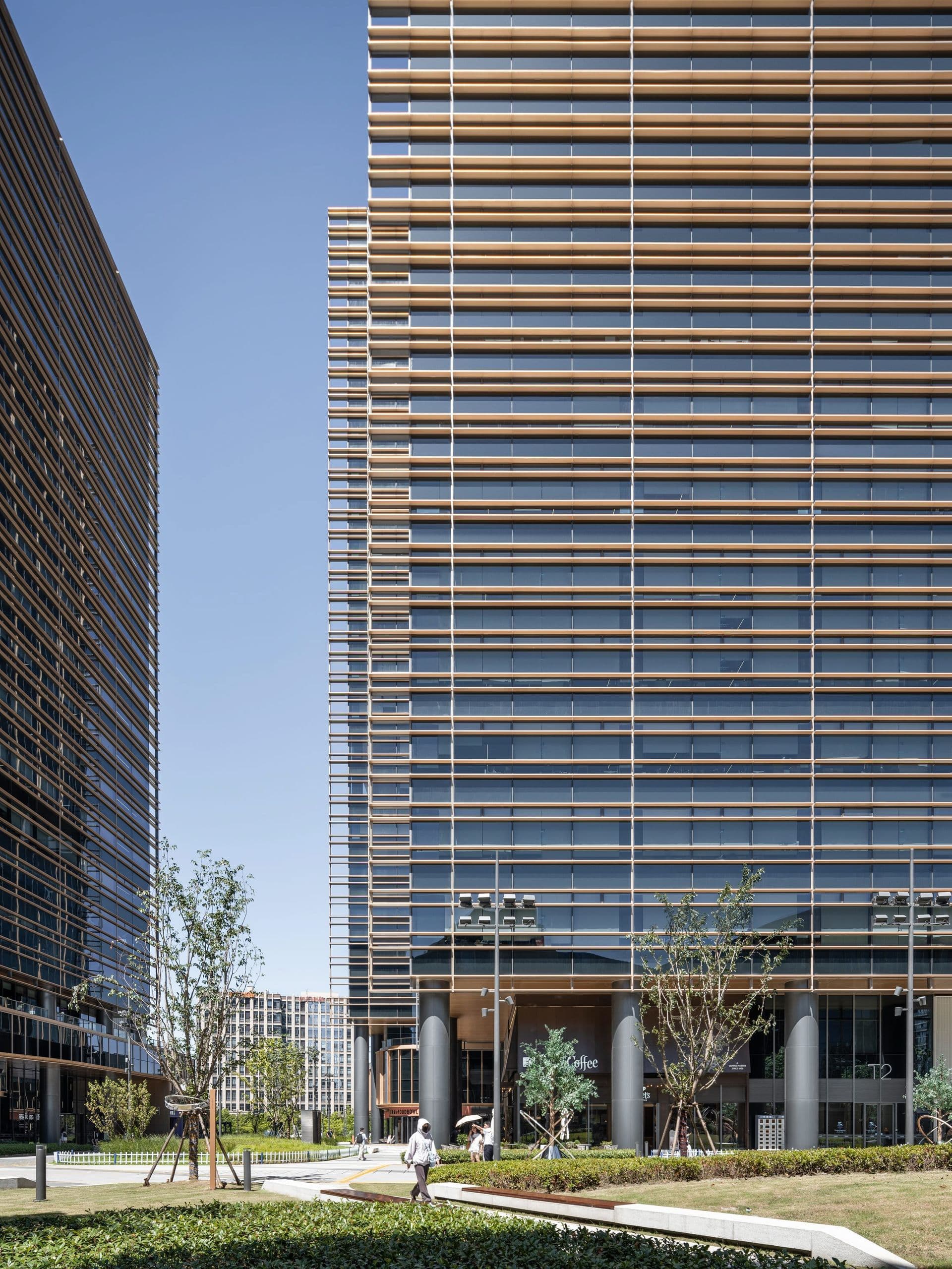 Архитекторы von Gerkan, Marg and Partners (gmp Architects) завершили офисный кампус в северной части Шанхая. Он расположен в районе Цзянвань-Нью-Таун (Jiangwan New Town) в районе Янпу, с коммерческим кварталом Уцзяочан (Wujiaochang) на юге и зелеными насаждениями университетского городка на севере. Архитекторы von Gerkan, Marg and Partners (gmp Architects) завершили офисный кампус в северной части Шанхая. Он расположен в районе Цзянвань-Нью-Таун (Jiangwan New Town) в районе Янпу, с коммерческим кварталом Уцзяочан (Wujiaochang) на юге и зелеными насаждениями университетского городка на севере.