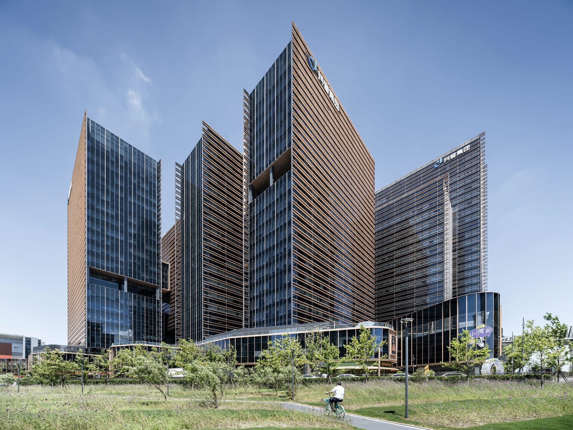 Архитекторы von Gerkan, Marg and Partners (gmp Architects) завершили офисный кампус в северной части Шанхая. Он расположен в районе Цзянвань-Нью-Таун (Jiangwan New Town) в районе Янпу, с коммерческим кварталом Уцзяочан (Wujiaochang) на юге и зелеными насаждениями университетского городка на севере. Архитекторы von Gerkan, Marg and Partners (gmp Architects) завершили офисный кампус в северной части Шанхая. Он расположен в районе Цзянвань-Нью-Таун (Jiangwan New Town) в районе Янпу, с коммерческим кварталом Уцзяочан (Wujiaochang) на юге и зелеными насаждениями университетского городка на севере.