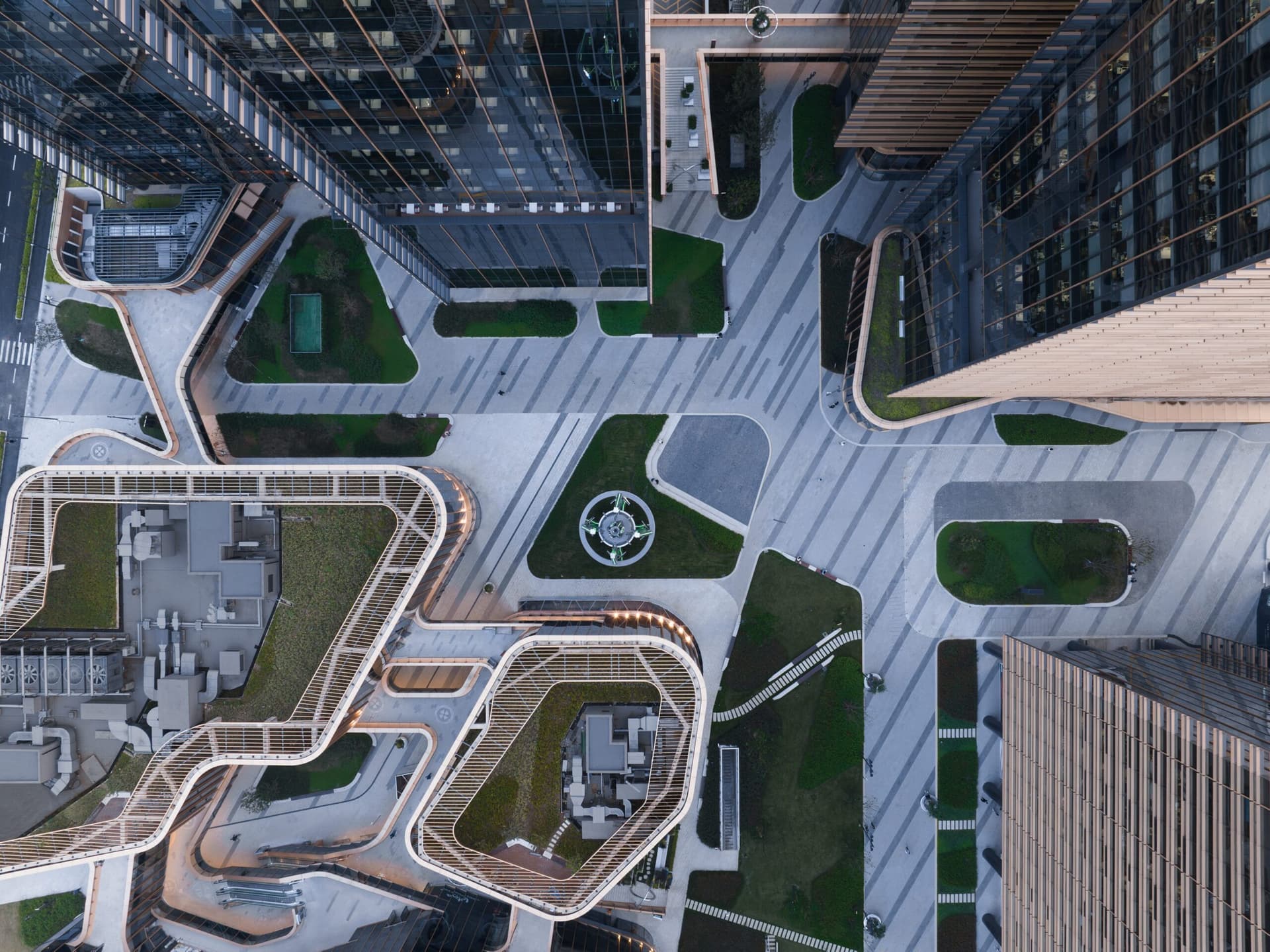Архитекторы von Gerkan, Marg and Partners (gmp Architects) завершили офисный кампус в северной части Шанхая. Он расположен в районе Цзянвань-Нью-Таун (Jiangwan New Town) в районе Янпу, с коммерческим кварталом Уцзяочан (Wujiaochang) на юге и зелеными насаждениями университетского городка на севере. Архитекторы von Gerkan, Marg and Partners (gmp Architects) завершили офисный кампус в северной части Шанхая. Он расположен в районе Цзянвань-Нью-Таун (Jiangwan New Town) в районе Янпу, с коммерческим кварталом Уцзяочан (Wujiaochang) на юге и зелеными насаждениями университетского городка на севере.