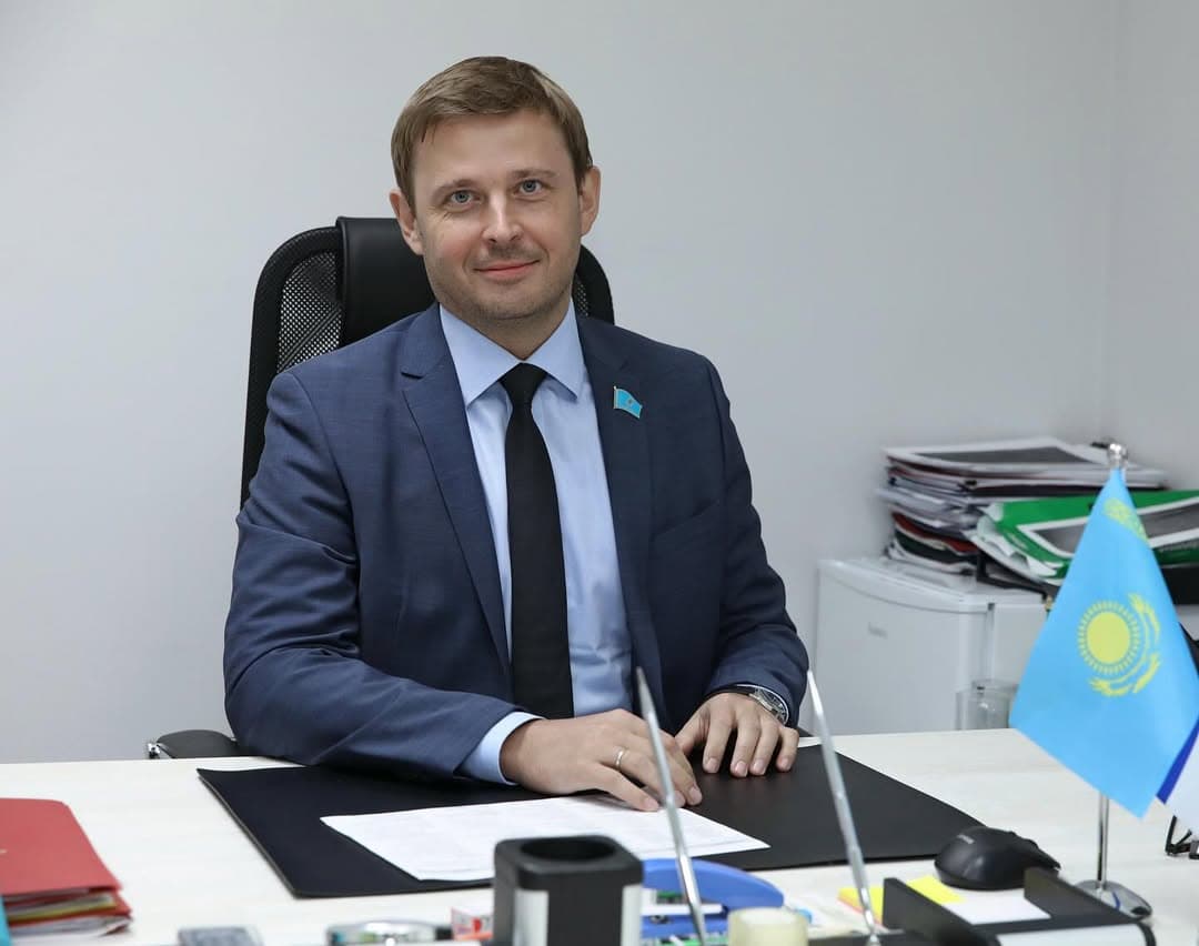 В Астане эту тему поднял депутатВладислав Сергеев, предложив создать специализированную управляющую компанию для системного обслуживания зелёных зон столицы. По его словам, передача парков в частные руки или их содержание силами различных районных акиматов не всегда приносит ожидаемые результаты. В Астане эту тему поднял депутатВладислав Сергеев, предложив создать специализированную управляющую компанию для системного обслуживания зелёных зон столицы. По его словам, передача парков в частные руки или их содержание силами различных районных акиматов не всегда приносит ожидаемые результаты.