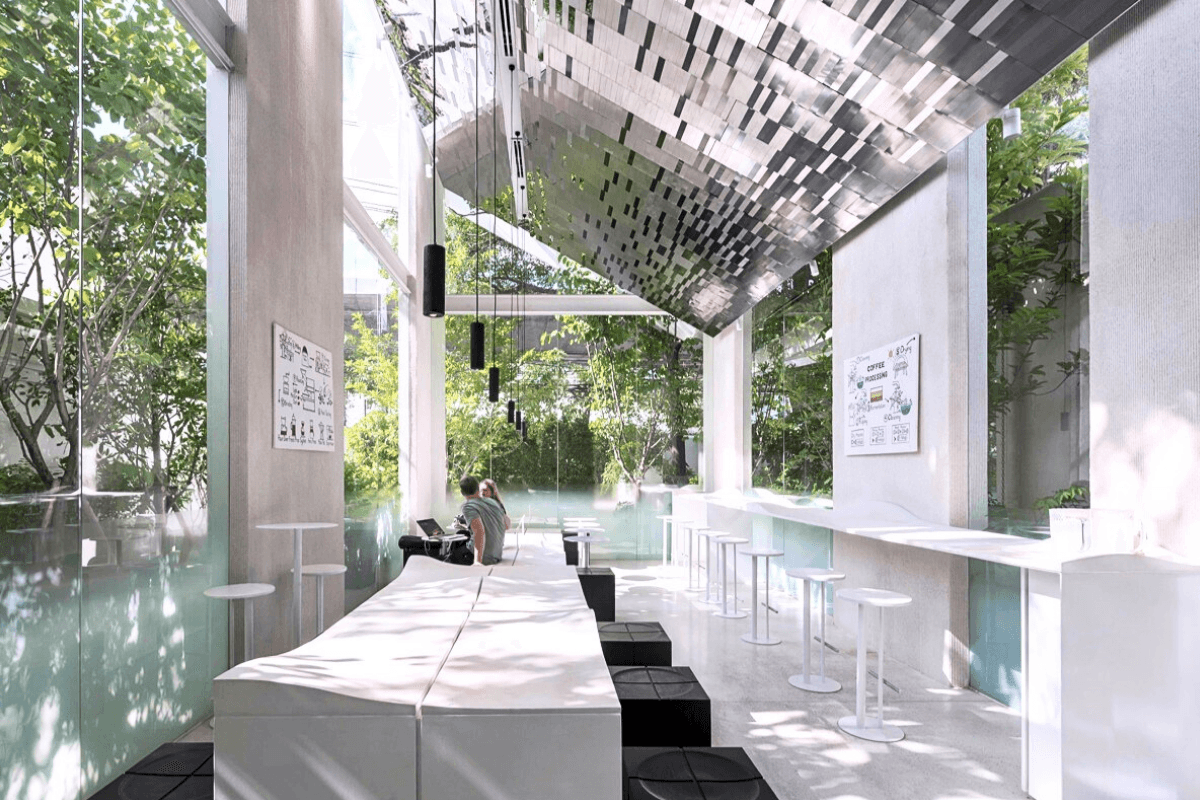 Кофейня «Nana Coffee Roasters», спроектированная бюроIDIN Architects, расположена в густонаселенном районе Бангна, Бангкок. Её основная цель — не ошеломить посетителя, а перенести его из городской суеты в спокойное и гармоничное пространство, где в центре внимания оказываются природа и сам кофе. Кофейня «Nana Coffee Roasters», спроектированная бюроIDIN Architects, расположена в густонаселенном районе Бангна, Бангкок. Её основная цель — не ошеломить посетителя, а перенести его из городской суеты в спокойное и гармоничное пространство, где в центре внимания оказываются природа и сам кофе.
