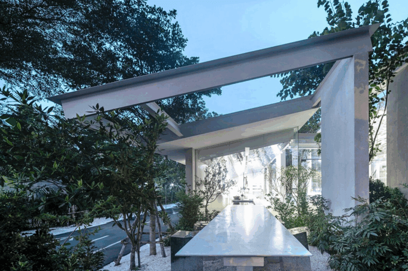 Кофейня «Nana Coffee Roasters», спроектированная бюроIDIN Architects, расположена в густонаселенном районе Бангна, Бангкок. Её основная цель — не ошеломить посетителя, а перенести его из городской суеты в спокойное и гармоничное пространство, где в центре внимания оказываются природа и сам кофе. Кофейня «Nana Coffee Roasters», спроектированная бюроIDIN Architects, расположена в густонаселенном районе Бангна, Бангкок. Её основная цель — не ошеломить посетителя, а перенести его из городской суеты в спокойное и гармоничное пространство, где в центре внимания оказываются природа и сам кофе.