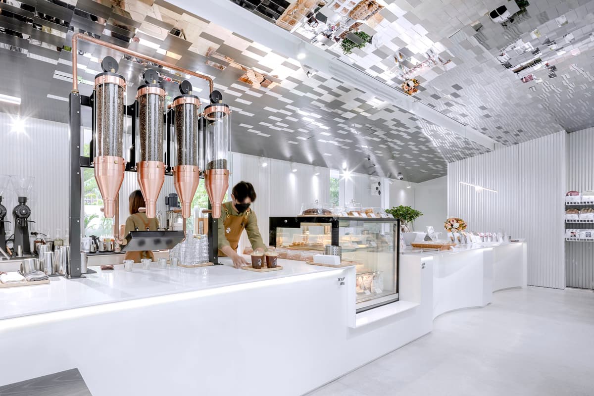 Кофейня «Nana Coffee Roasters», спроектированная бюроIDIN Architects, расположена в густонаселенном районе Бангна, Бангкок. Её основная цель — не ошеломить посетителя, а перенести его из городской суеты в спокойное и гармоничное пространство, где в центре внимания оказываются природа и сам кофе. Кофейня «Nana Coffee Roasters», спроектированная бюроIDIN Architects, расположена в густонаселенном районе Бангна, Бангкок. Её основная цель — не ошеломить посетителя, а перенести его из городской суеты в спокойное и гармоничное пространство, где в центре внимания оказываются природа и сам кофе.