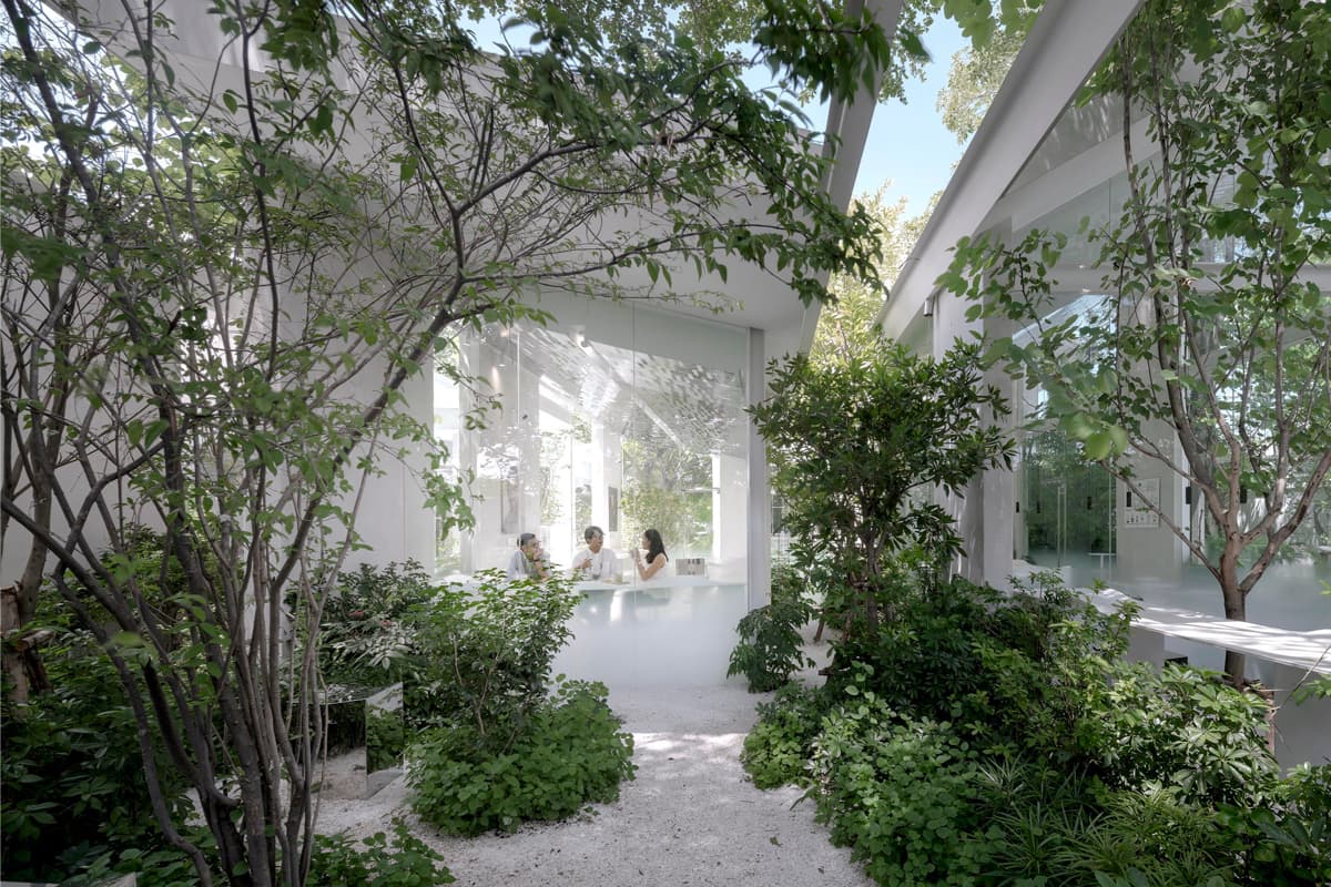Кофейня «Nana Coffee Roasters», спроектированная бюроIDIN Architects, расположена в густонаселенном районе Бангна, Бангкок. Её основная цель — не ошеломить посетителя, а перенести его из городской суеты в спокойное и гармоничное пространство, где в центре внимания оказываются природа и сам кофе. Кофейня «Nana Coffee Roasters», спроектированная бюроIDIN Architects, расположена в густонаселенном районе Бангна, Бангкок. Её основная цель — не ошеломить посетителя, а перенести его из городской суеты в спокойное и гармоничное пространство, где в центре внимания оказываются природа и сам кофе.