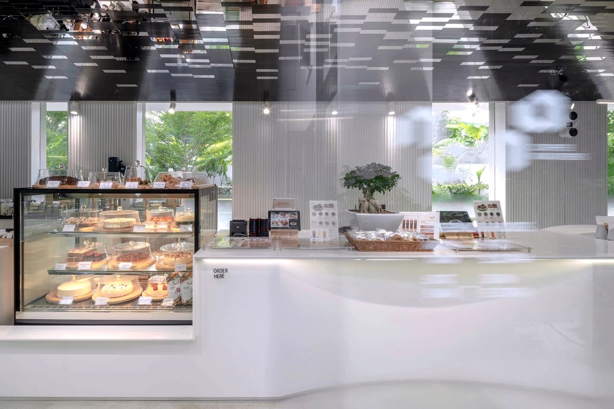 Кофейня «Nana Coffee Roasters», спроектированная бюроIDIN Architects, расположена в густонаселенном районе Бангна, Бангкок. Её основная цель — не ошеломить посетителя, а перенести его из городской суеты в спокойное и гармоничное пространство, где в центре внимания оказываются природа и сам кофе. Кофейня «Nana Coffee Roasters», спроектированная бюроIDIN Architects, расположена в густонаселенном районе Бангна, Бангкок. Её основная цель — не ошеломить посетителя, а перенести его из городской суеты в спокойное и гармоничное пространство, где в центре внимания оказываются природа и сам кофе.