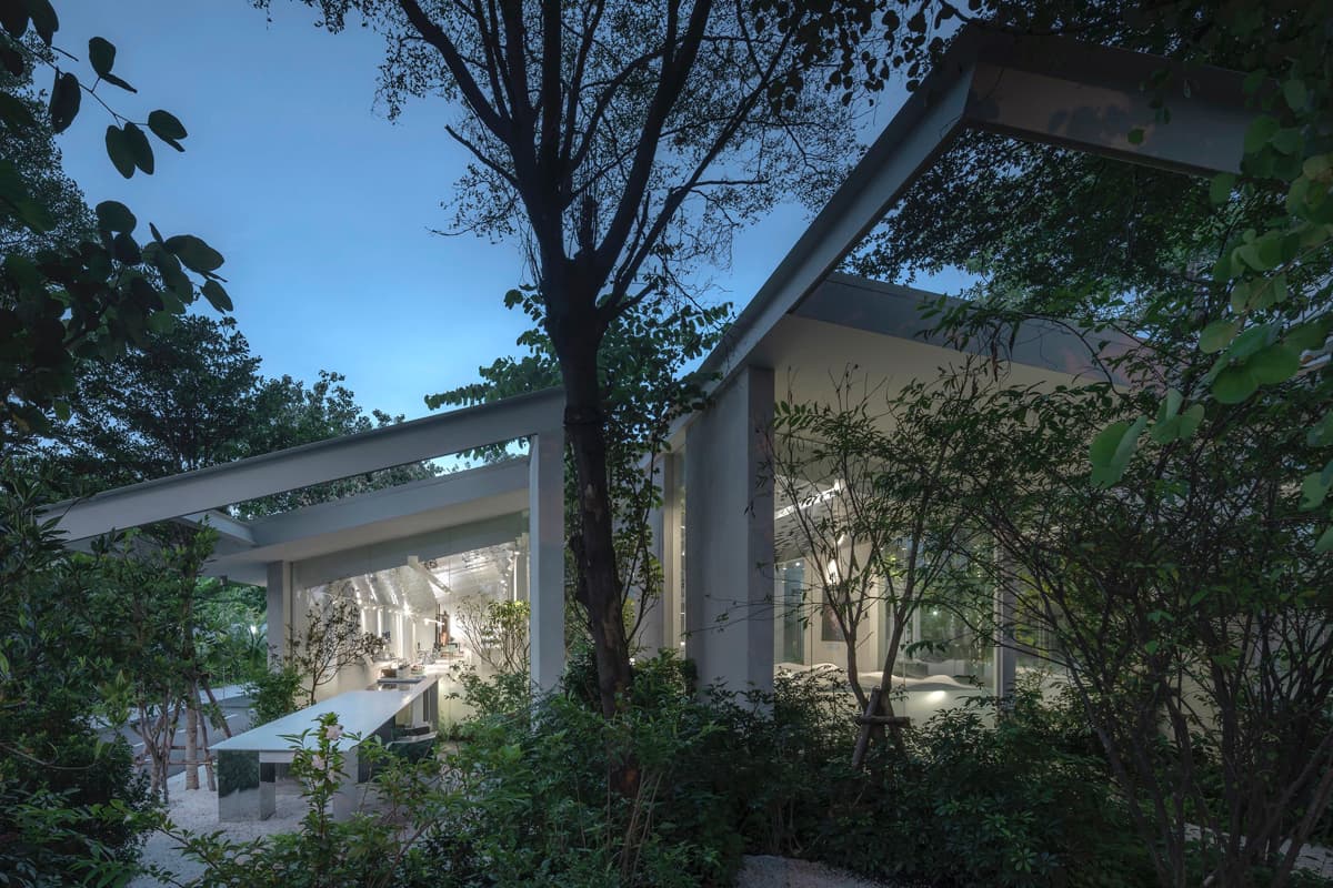 Кофейня «Nana Coffee Roasters», спроектированная бюроIDIN Architects, расположена в густонаселенном районе Бангна, Бангкок. Её основная цель — не ошеломить посетителя, а перенести его из городской суеты в спокойное и гармоничное пространство, где в центре внимания оказываются природа и сам кофе. Кофейня «Nana Coffee Roasters», спроектированная бюроIDIN Architects, расположена в густонаселенном районе Бангна, Бангкок. Её основная цель — не ошеломить посетителя, а перенести его из городской суеты в спокойное и гармоничное пространство, где в центре внимания оказываются природа и сам кофе.