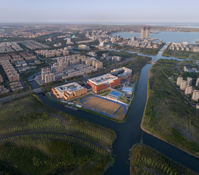 «Жизнь Города-Острова»: Архитектура c+d studio для нового кампуса старшей школы в Шанхае — Фото 1 «Жизнь Города-Острова»: Архитектура c+d studio для нового кампуса старшей школы в Шанхае — Фото 1