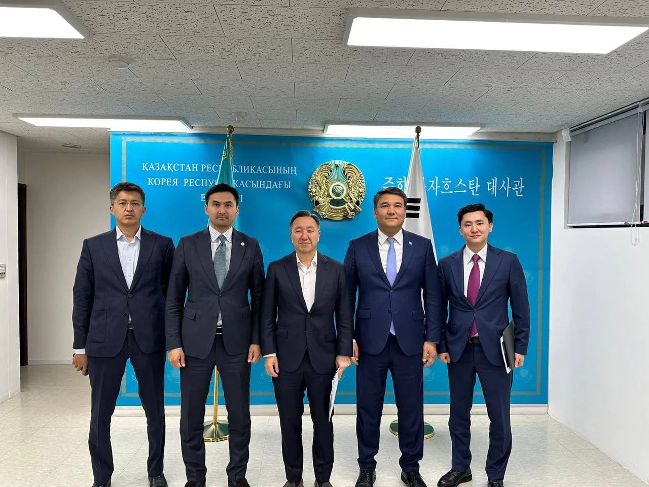 Рабочие кадры профильного заседания в Сеуле и совместные снимки делегации Казахстана с представителями деловых кругов Южной Кореи. Обсуждение инфраструктурных контуров и правовых режимов мегапроекта Alatau City демонстрирует переход от презентационных форматов к предметному диалогу между зарубежными инвесторами и профильными ведомствами. Рабочие кадры профильного заседания в Сеуле и совместные снимки делегации Казахстана с представителями деловых кругов Южной Кореи. Обсуждение инфраструктурных контуров и правовых режимов мегапроекта Alatau City демонстрирует переход от презентационных форматов к предметному диалогу между зарубежными инвесторами и профильными ведомствами.