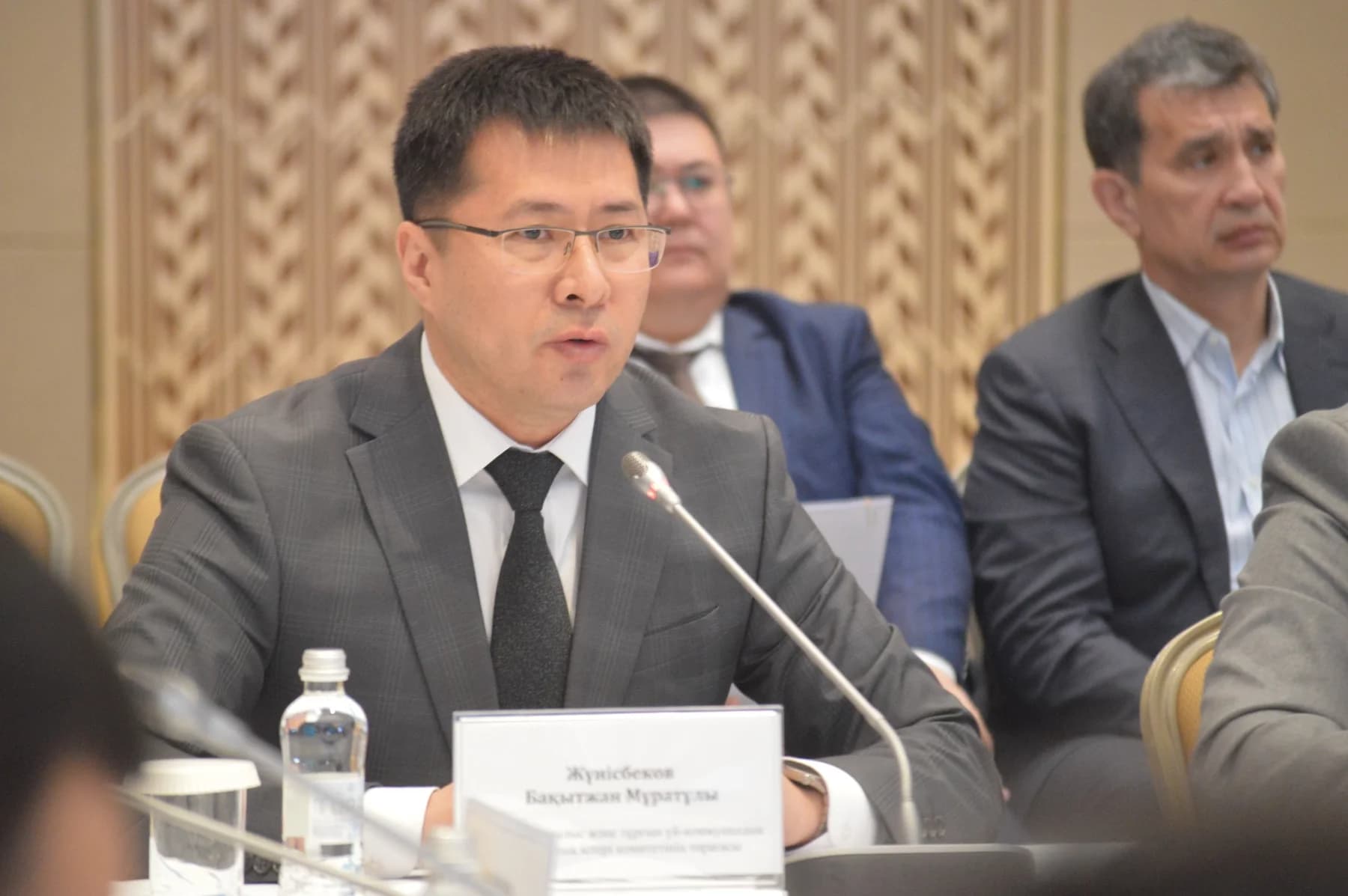 Бахытжан Жунисбеков, председатель Комитета по делам строительства и жилищно-коммунального хозяйства Министерства промышленности и строительства РК, разъясняет механизмы защиты внутреннего рынка, включая 100-процентную неустойку для подрядчиков за отказ от приоритетного использования отечественного оборудования. Бахытжан Жунисбеков, председатель Комитета по делам строительства и жилищно-коммунального хозяйства Министерства промышленности и строительства РК, разъясняет механизмы защиты внутреннего рынка, включая 100-процентную неустойку для подрядчиков за отказ от приоритетного использования отечественного оборудования.