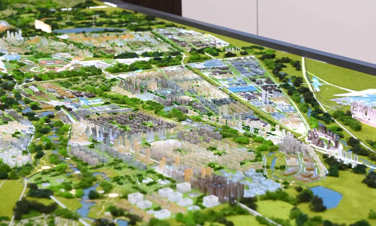Масштабная градостроительная модель Alatau City. Макет иллюстрирует принципы поэтапного освоения 88 000 гектаров, плотность распределения кварталов и формирование единого экологического каркаса, пронизывающего все 4 функциональные зоны нового полиса. Масштабная градостроительная модель Alatau City. Макет иллюстрирует принципы поэтапного освоения 88 000 гектаров, плотность распределения кварталов и формирование единого экологического каркаса, пронизывающего все 4 функциональные зоны нового полиса.