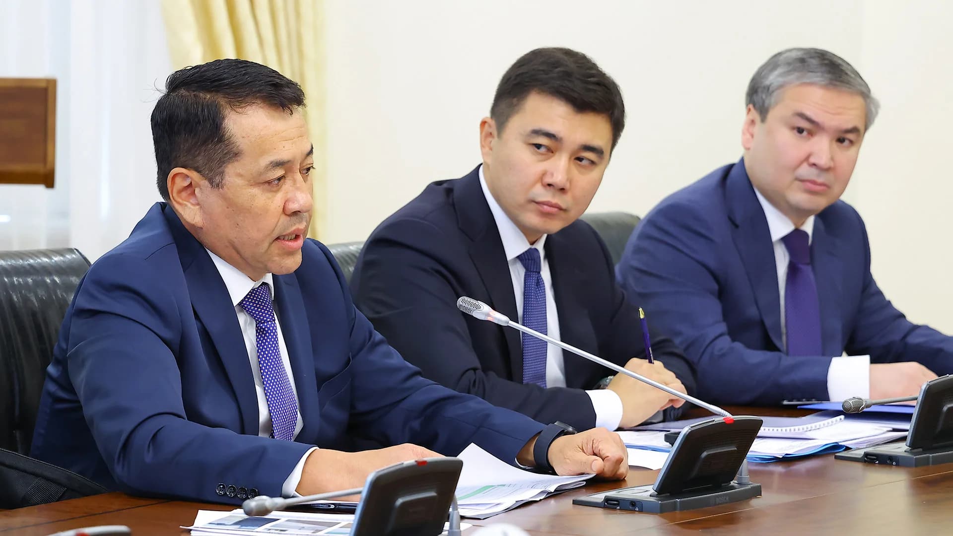 Руководители центральных госорганов и ведомств во время обсуждения итогов масштабной инспекции новых зданий. Руководители центральных госорганов и ведомств во время обсуждения итогов масштабной инспекции новых зданий.